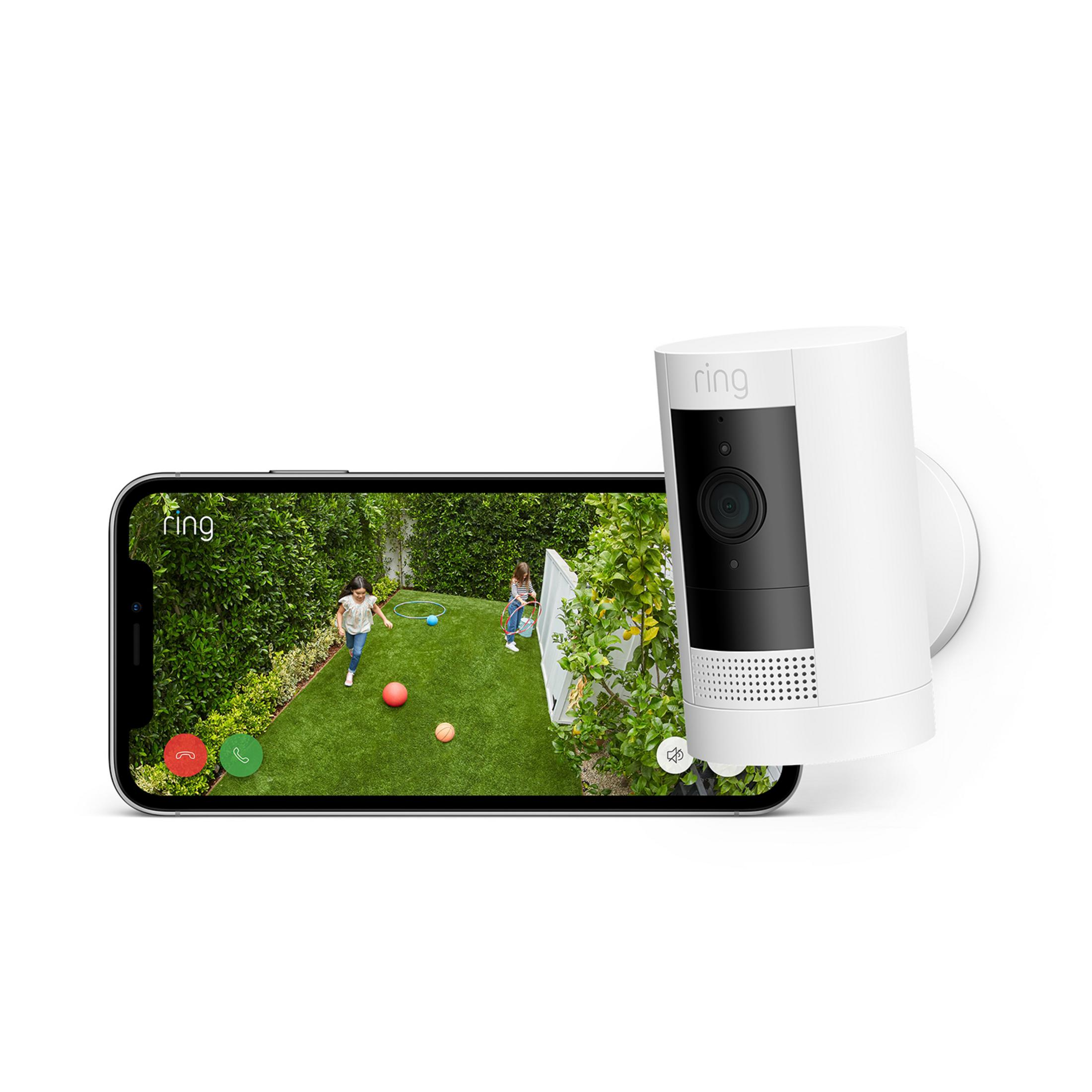 Kamera Ring pokazuje dwoje dzieci na trawniku z piłkami i obręczami.