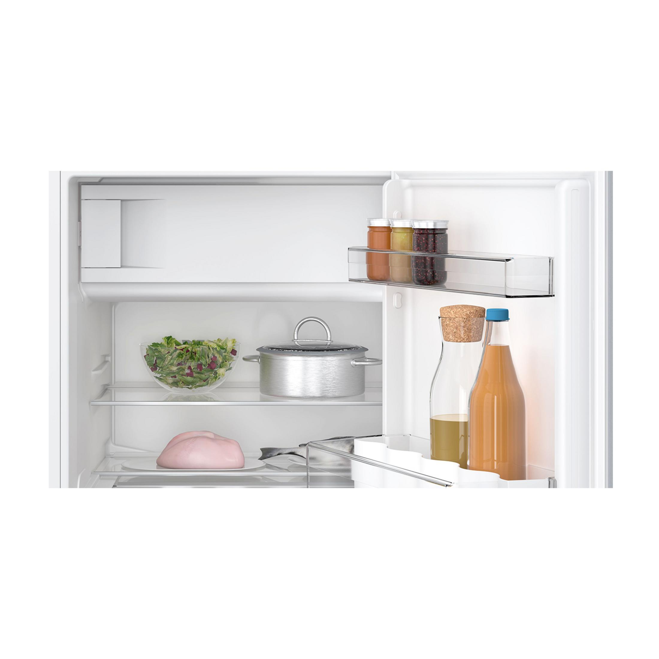 Półka lodówki z sałatką, garnkiem, mięsem i butelkami płynów.