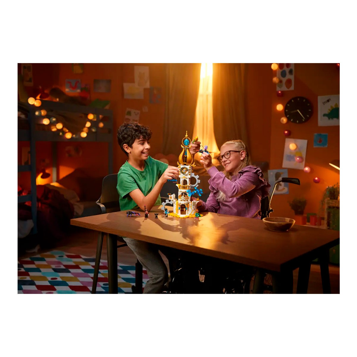 Zwei Kinder bauen ein goldenes Lego-Schloss auf einem Holztisch im Kinderzimmer.