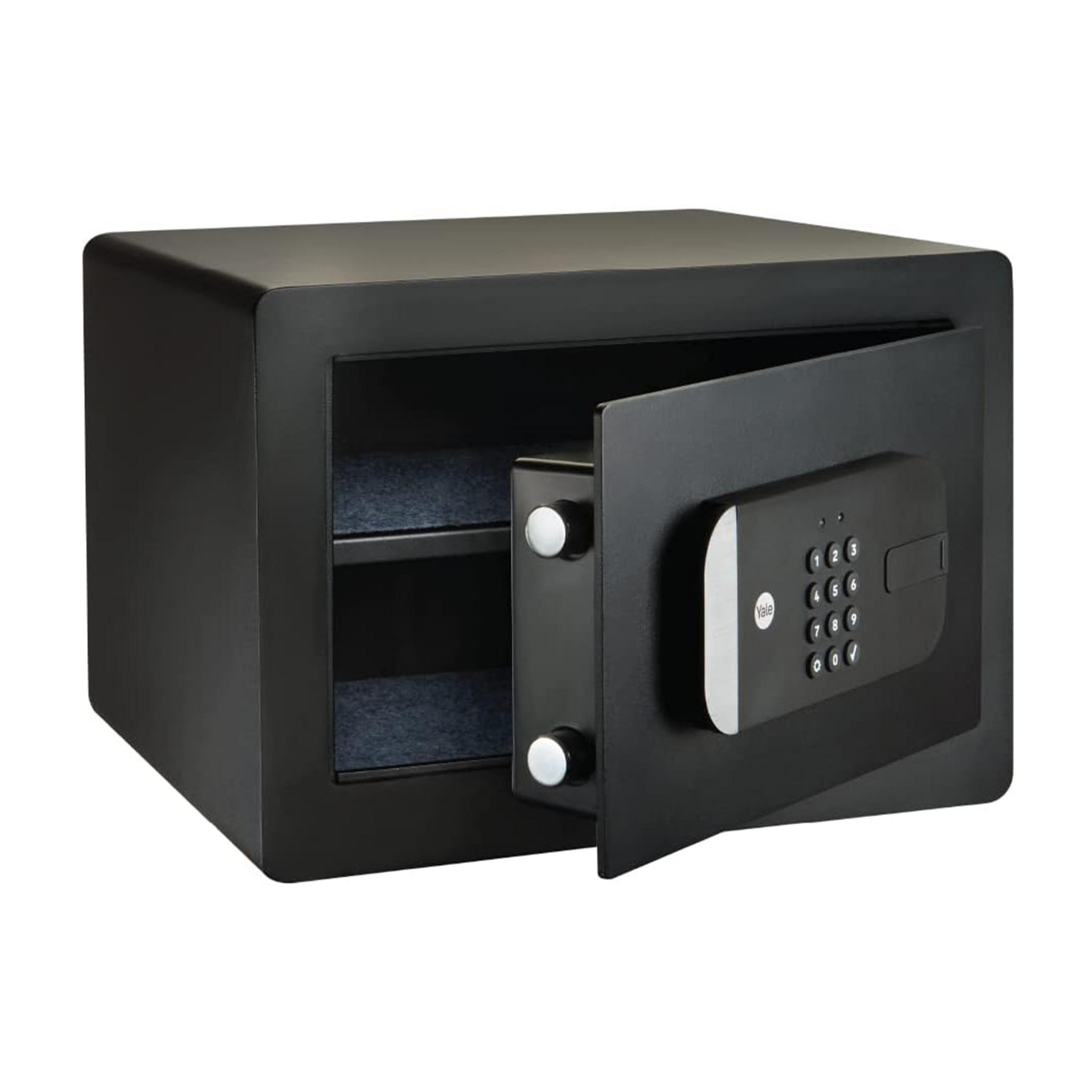 Una caja fuerte negra con la puerta abierta, mostrando un teclado digital y el interior.