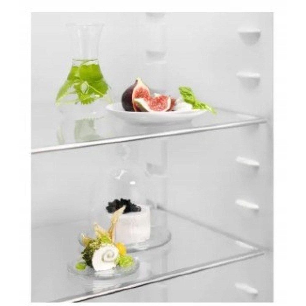 Dzbanek z wodą i miętą, figi i ser na półce.