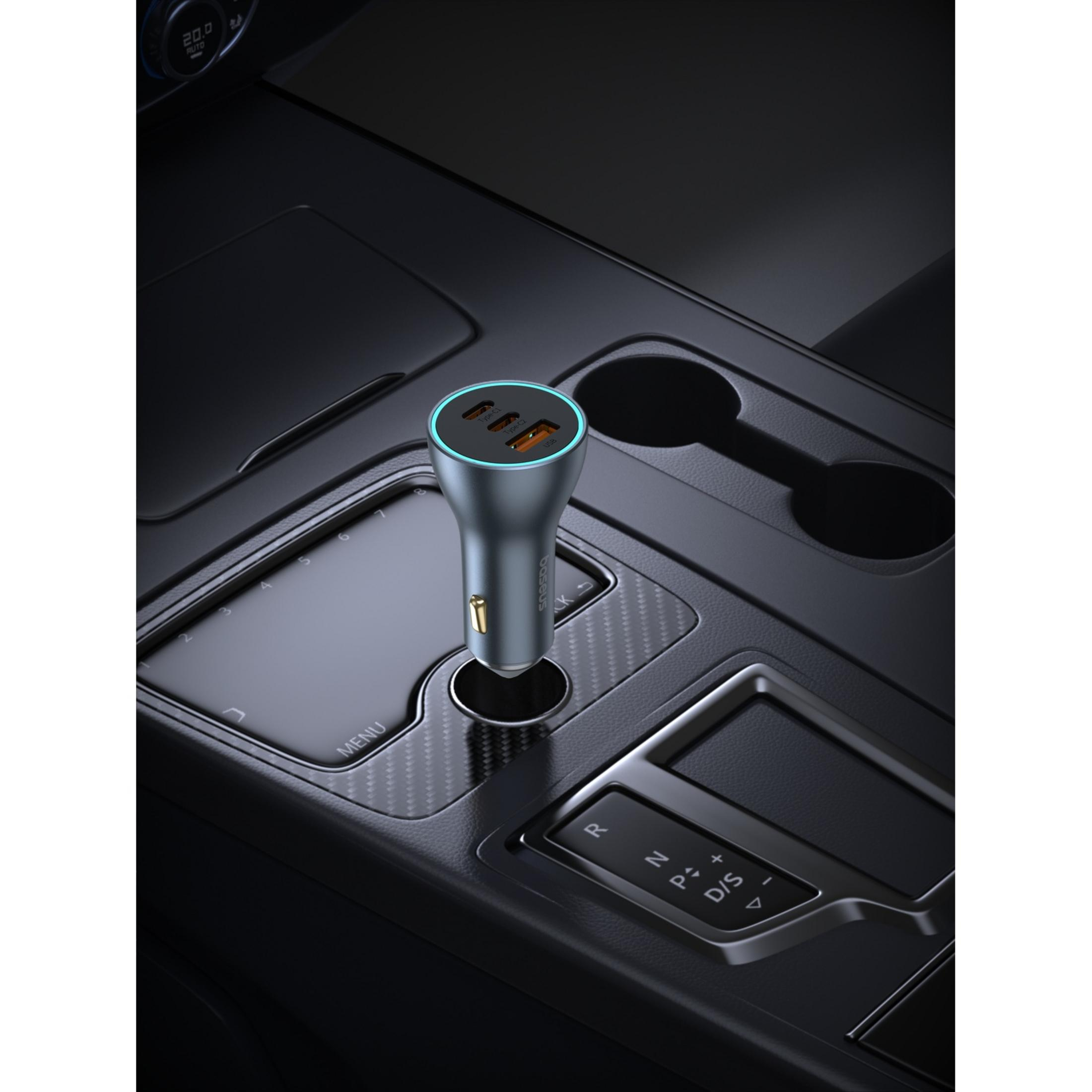 Un caricabatterie per auto grigio con tre porte USB inserito nella console centrale.