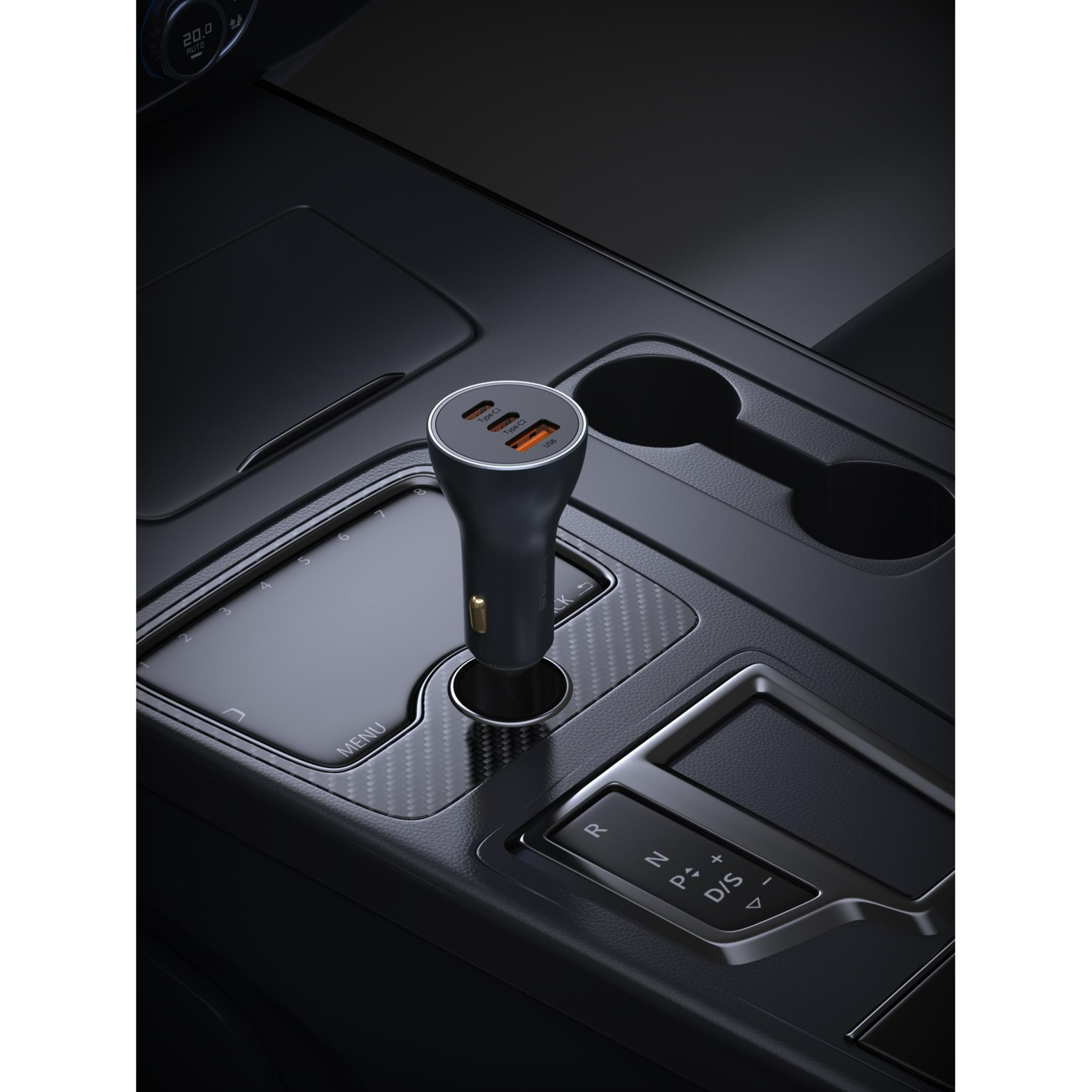 Un caricabatterie per auto nero con tre porte nella console centrale.
