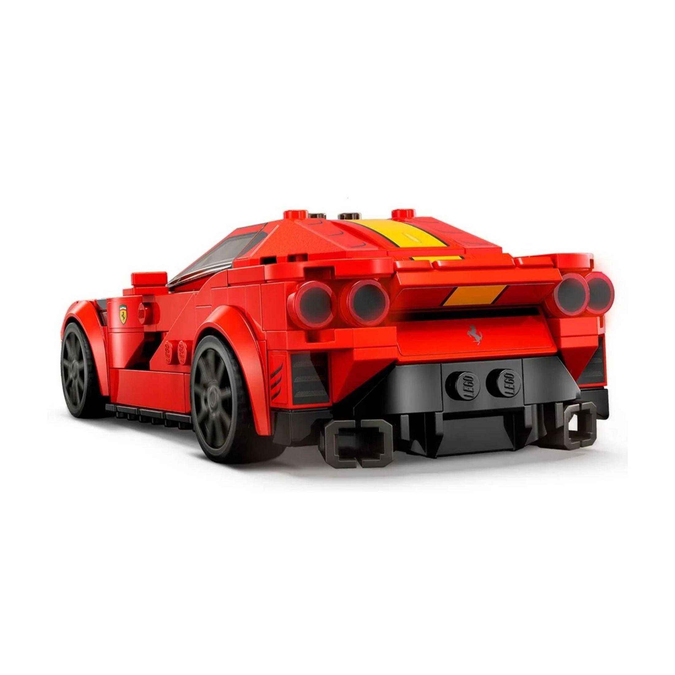 Un coche Lego rojo con rayas amarillas y ruedas negras.
