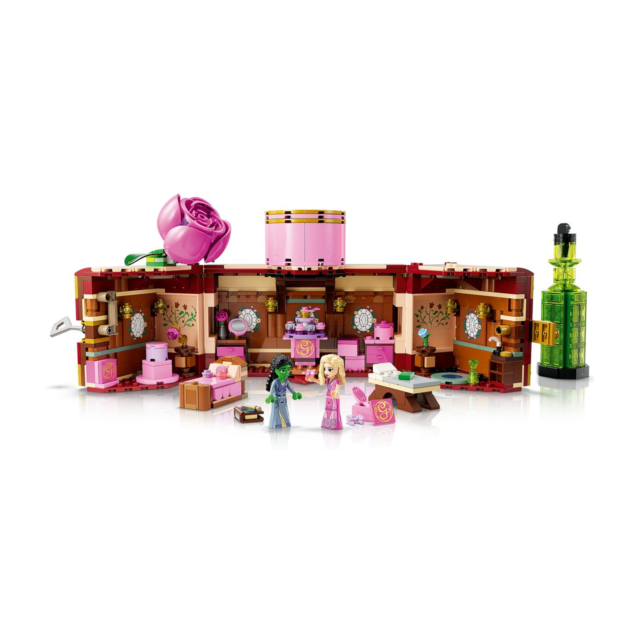Zamek Lego z dwiema postaciami, dużą różową różą i zieloną butelką.