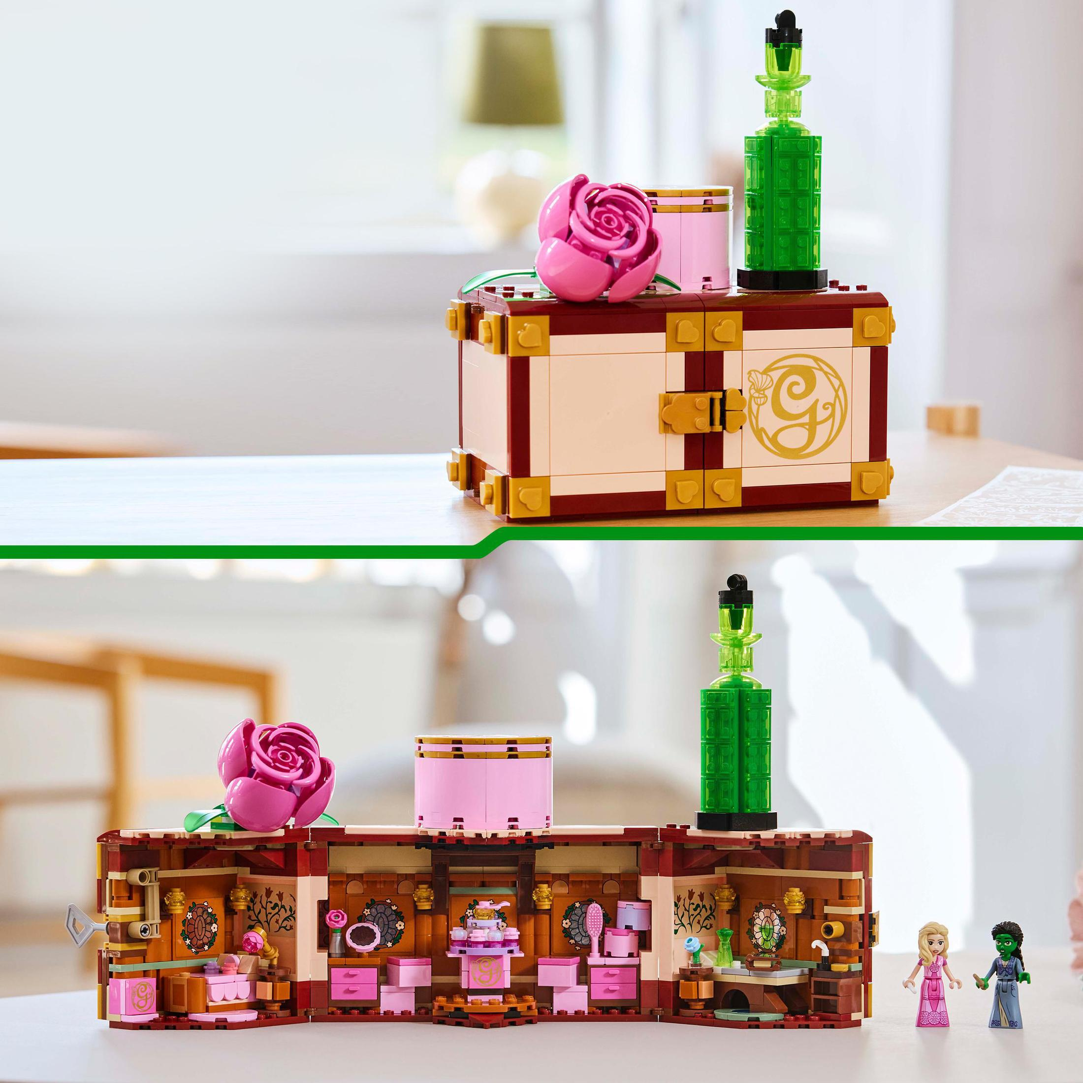 Zamek Lego z różową różą, zieloną butelką i ludzikami.