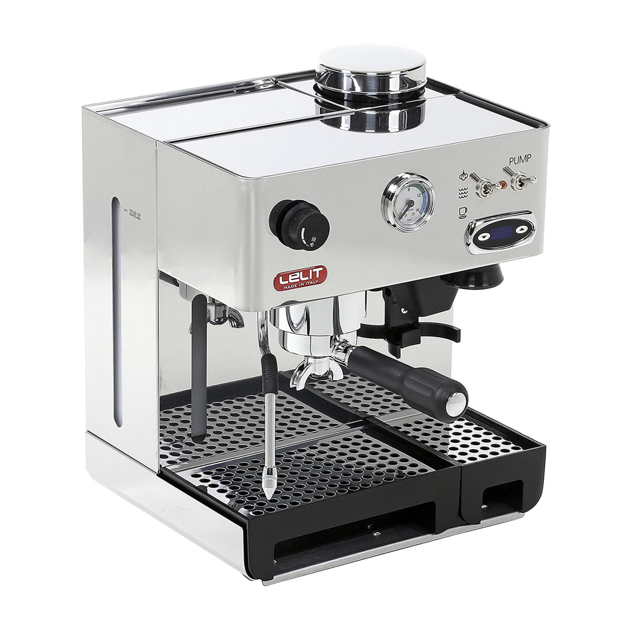 Una brillante máquina de espresso de acero inoxidable con portafiltro, manómetro e interruptores.