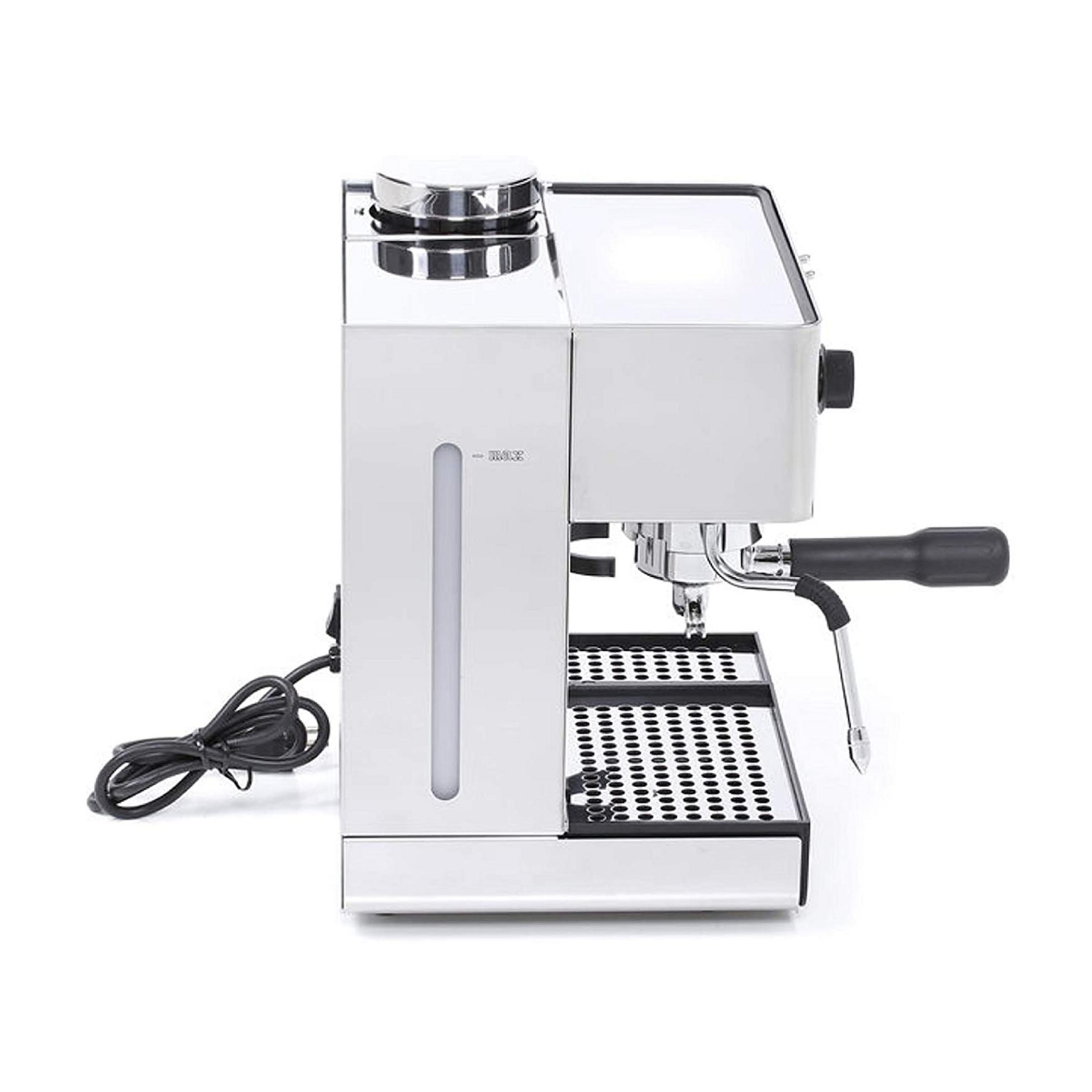 Srebrna maszyna do espresso z czarną rączką i zbiornikiem na wodę.