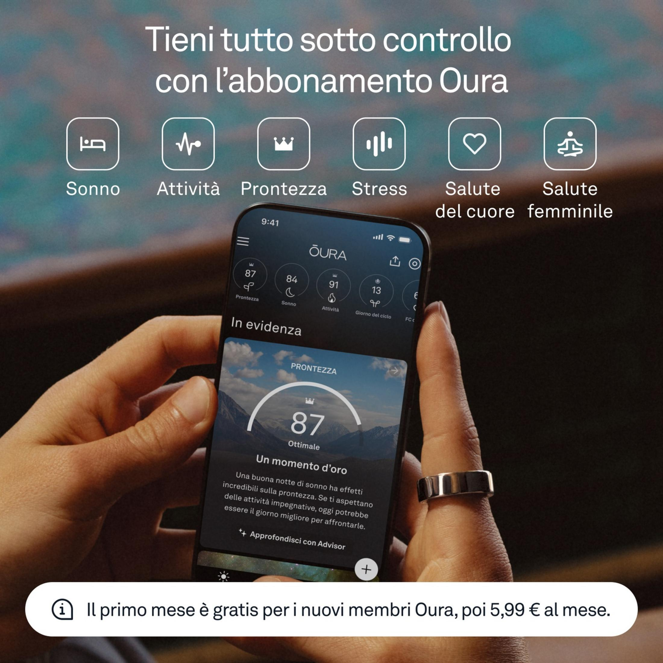 Personen halten ein Smartphone mit Oura-App-Daten, die Schlaf, Aktivität und Bereitschaft anzeigen.