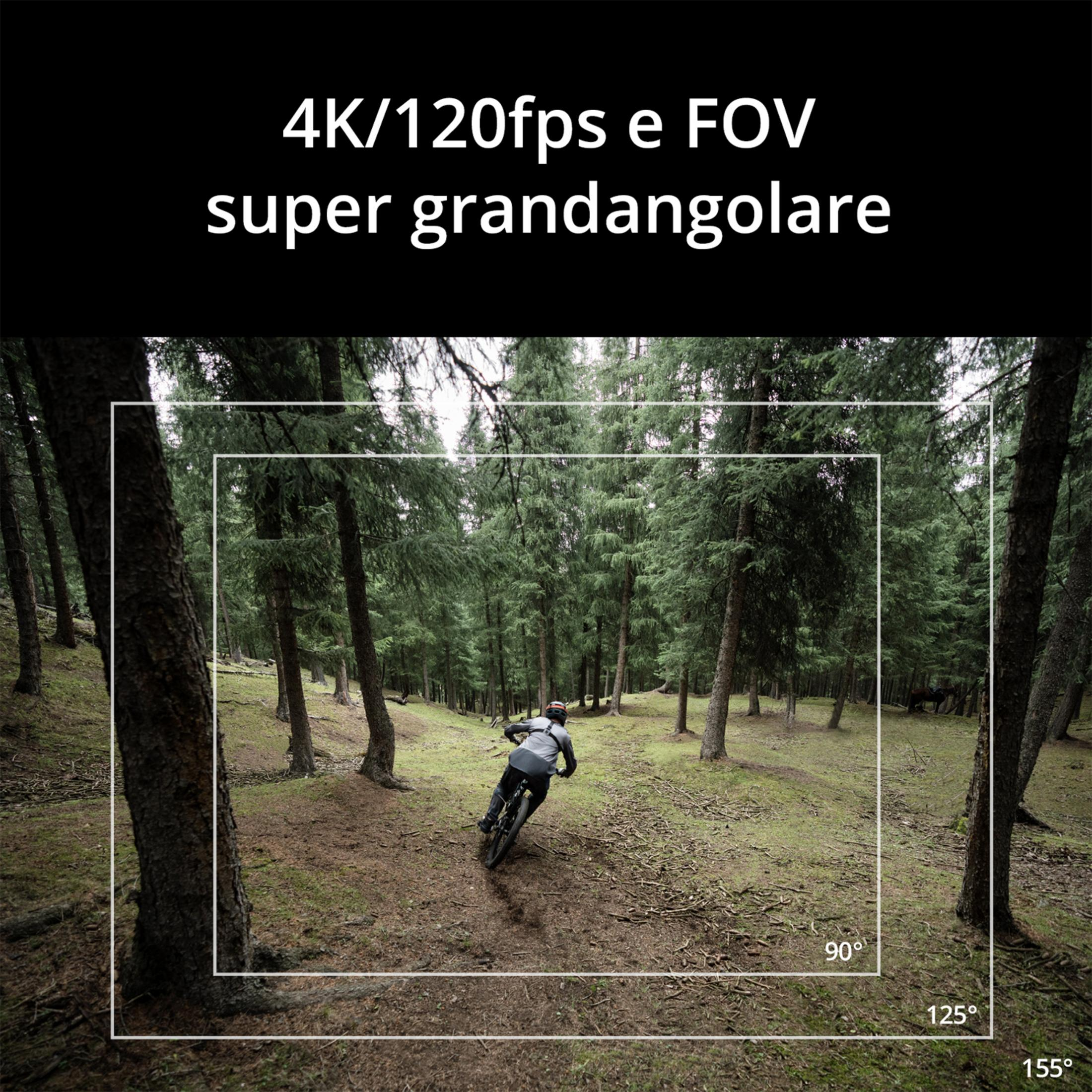 Kolarz górski jedzie leśną ścieżką. 4K/120fps i super szeroki kąt.