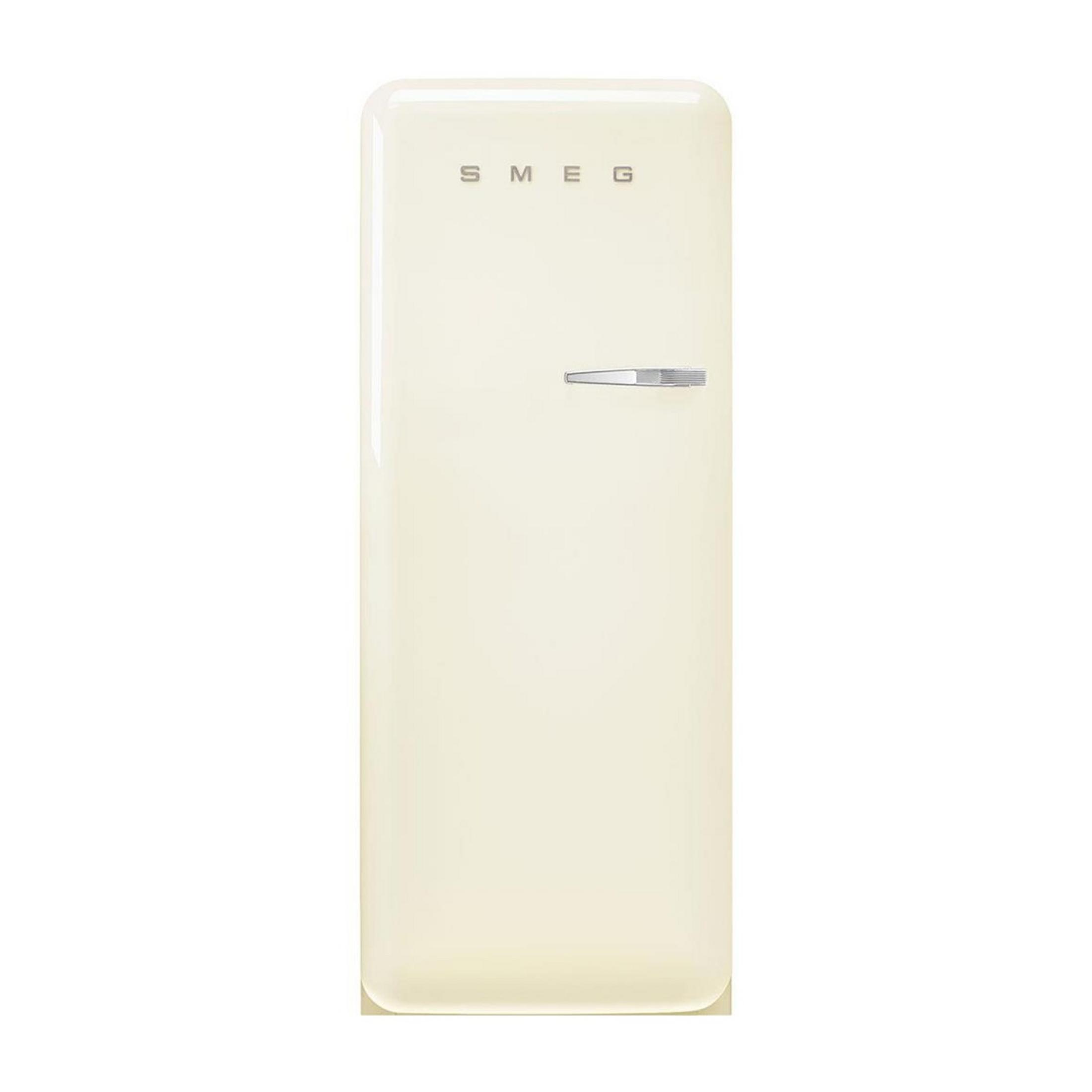Ein cremefarbener Smeg-Kühlschrank mit silbernem Griff und Logo.
