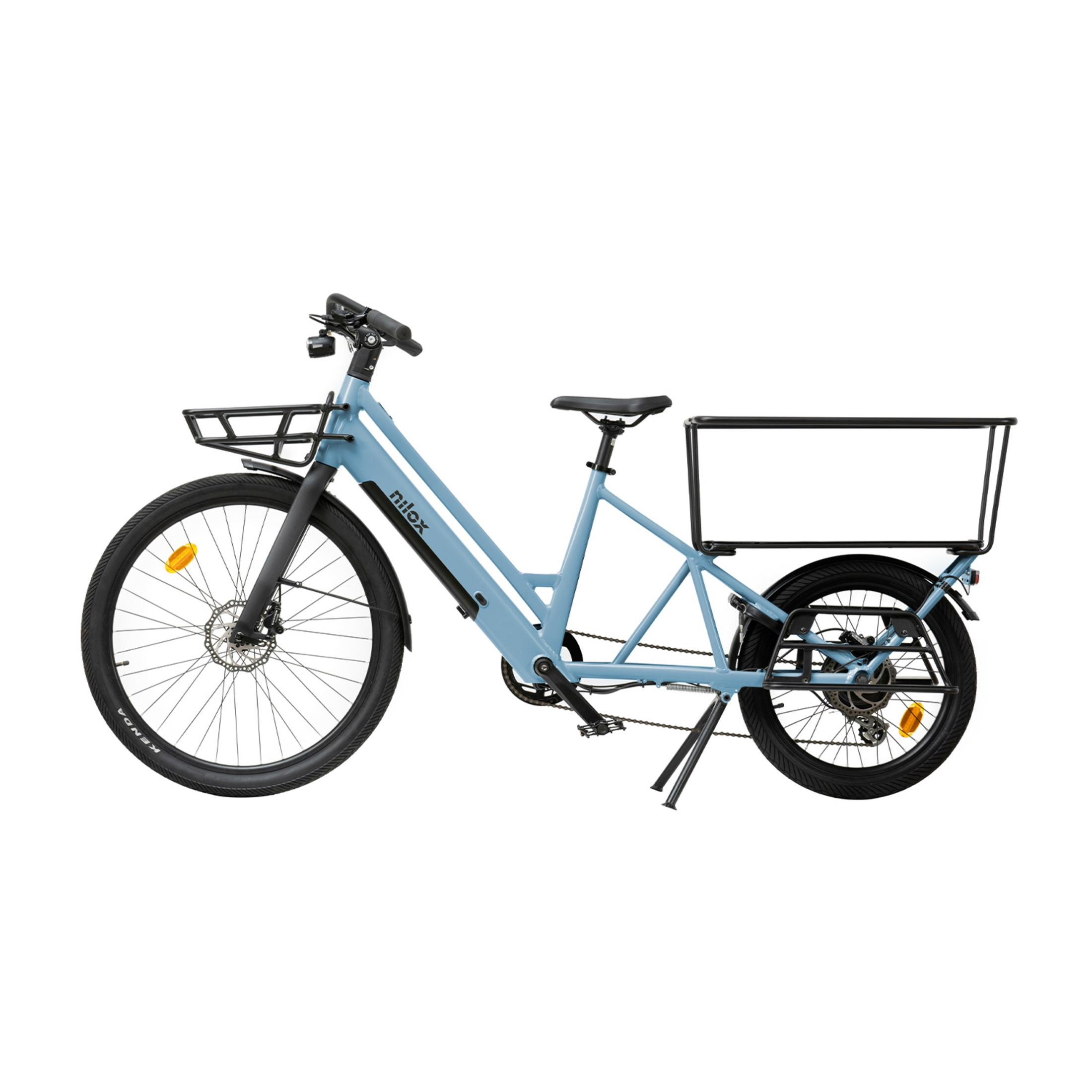 Bicicletta da carico azzurra con cestini anteriore e posteriore, sfondo bianco.