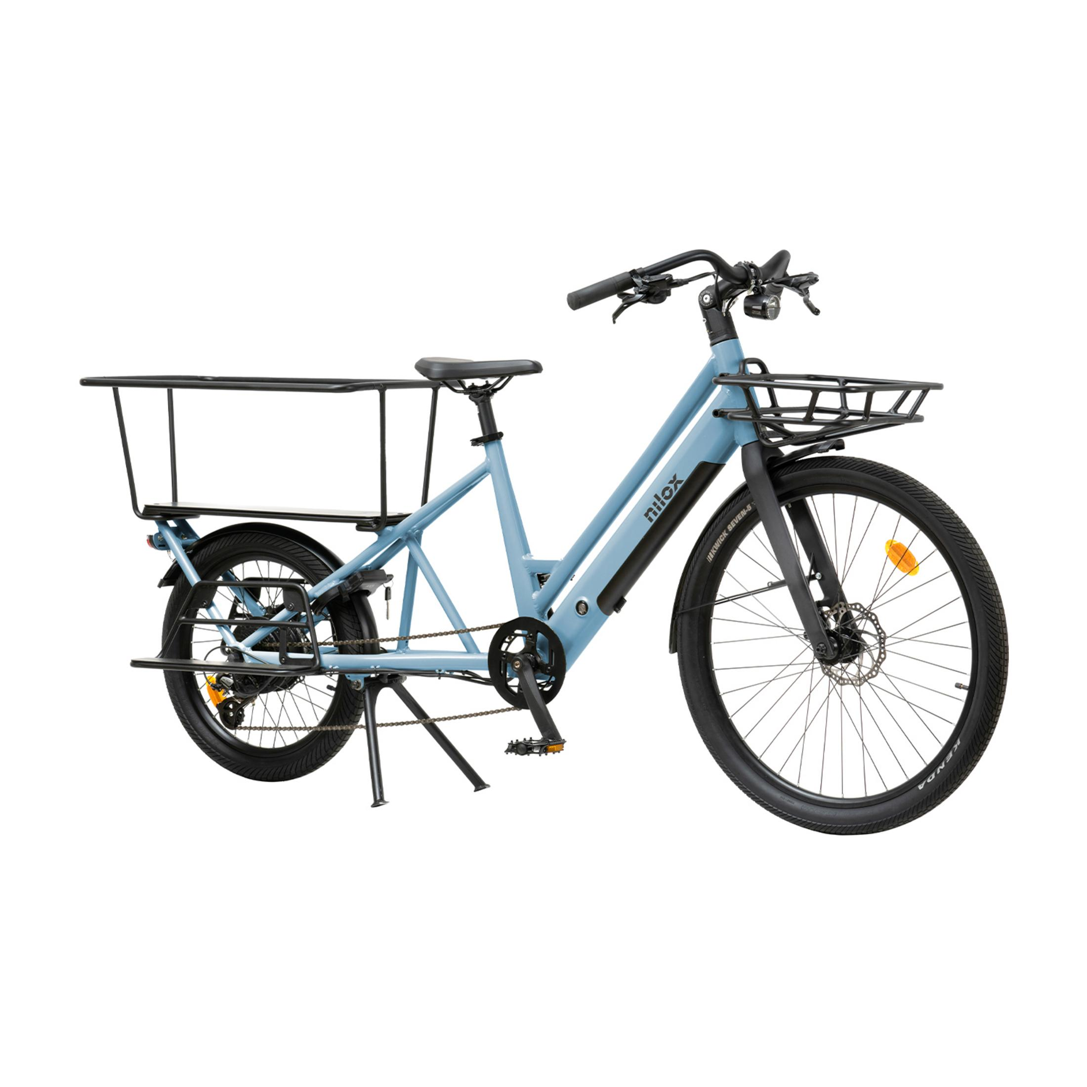 Una bicicletta da carico blu chiaro con portapacchi anteriore e posteriore.
