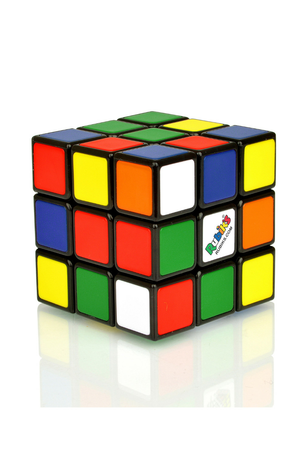Un cubo de Rubik con lados de colores sobre fondo blanco.