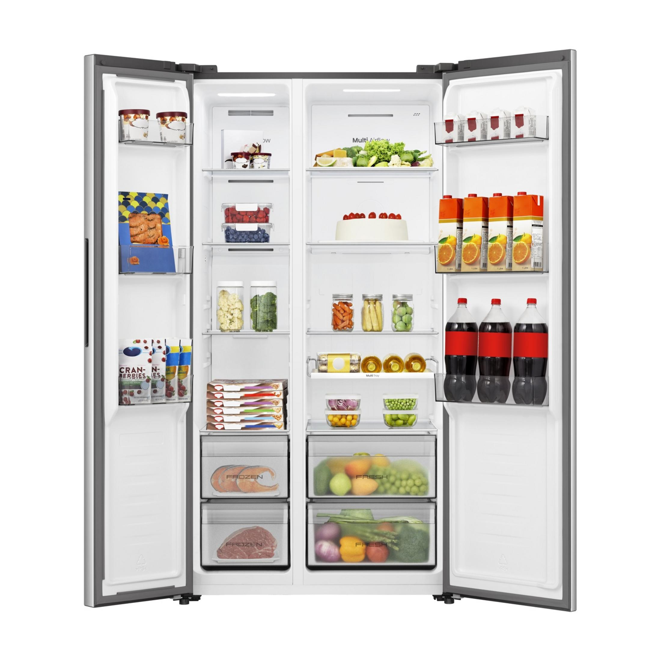 Ein offener Kühlschrank mit Lebensmitteln wie Beeren, Gemüse und Getränken.