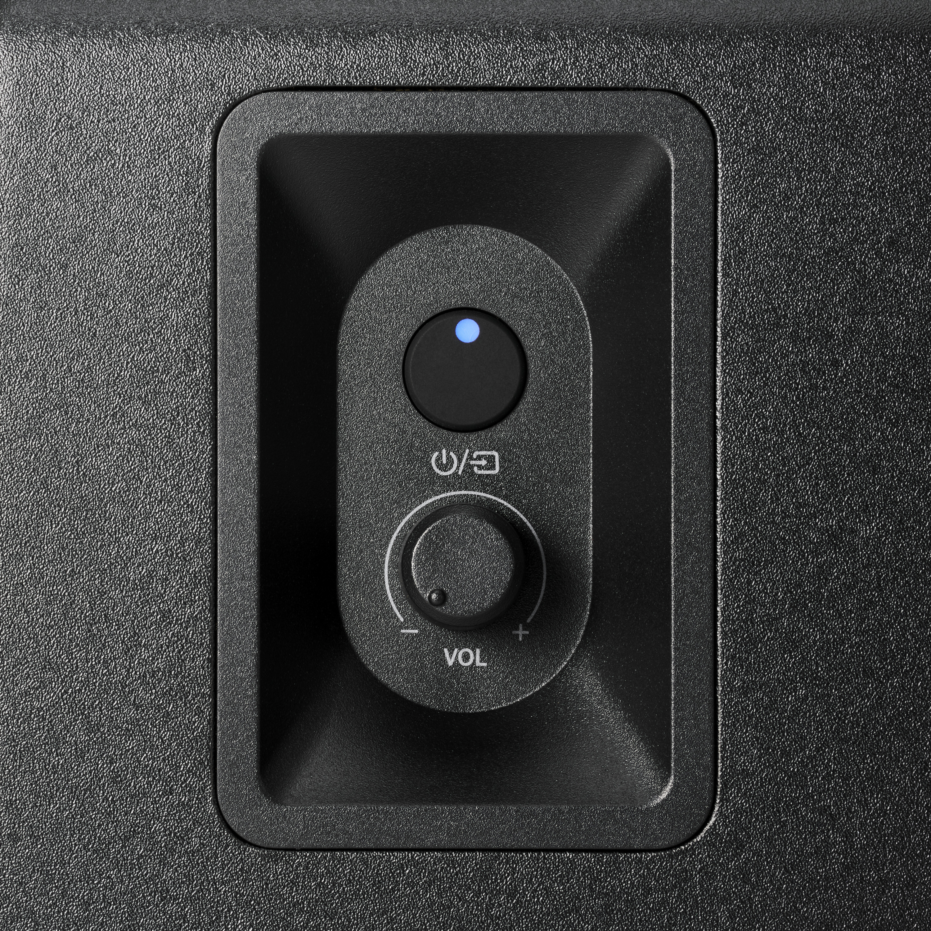 Czarny głośnik z niebieską diodą LED i pokrętłem głośności.