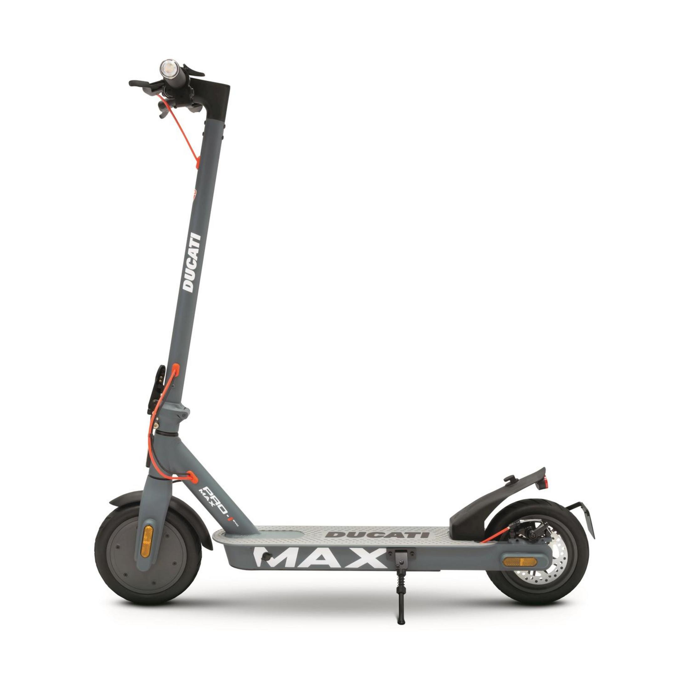 Szara hulajnoga elektryczna Ducati z pomarańczowymi akcentami i napisem MAX na pokładzie.