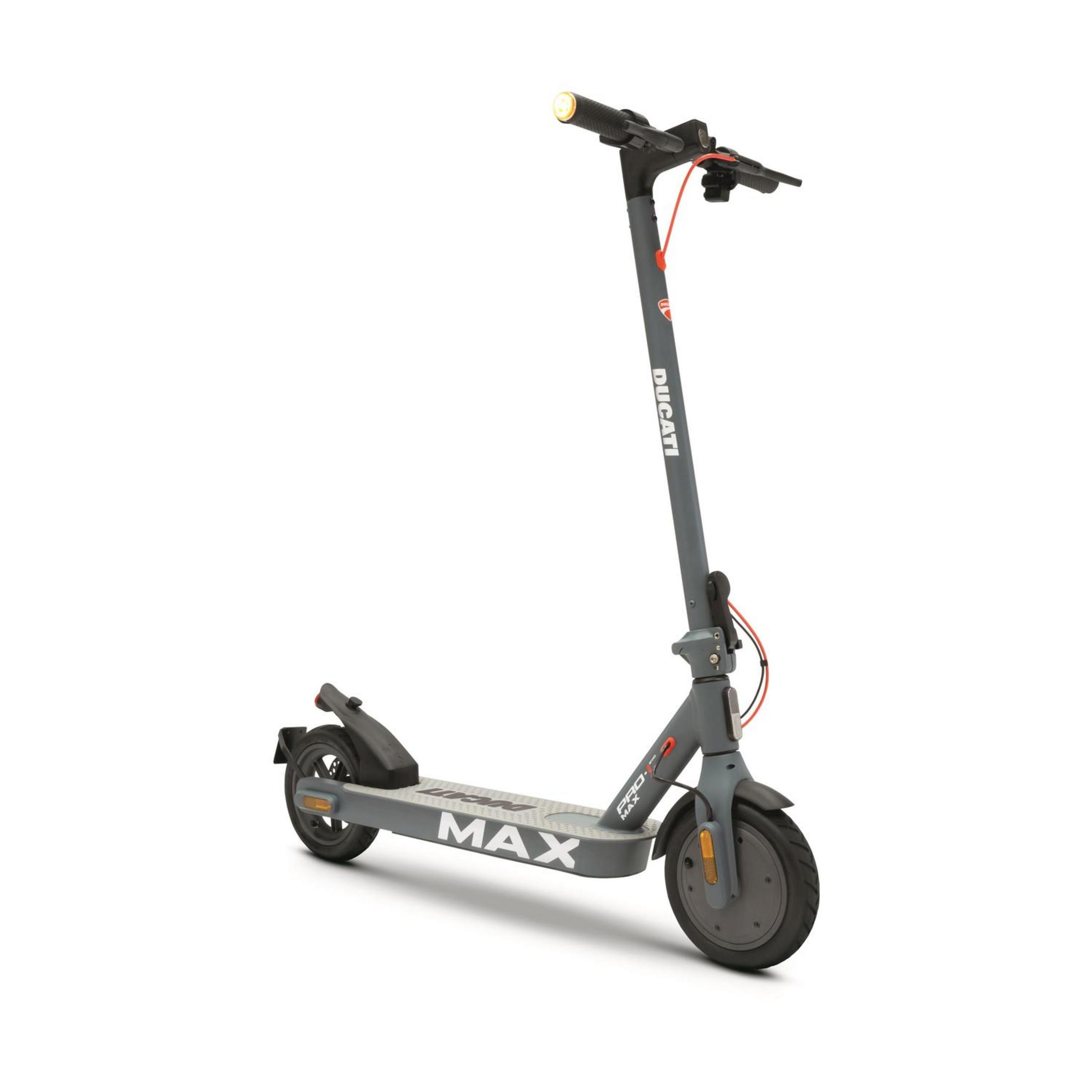 Szary skuter elektryczny Ducati z czarną kierownicą, przednim światłem i napisem "MAX".
