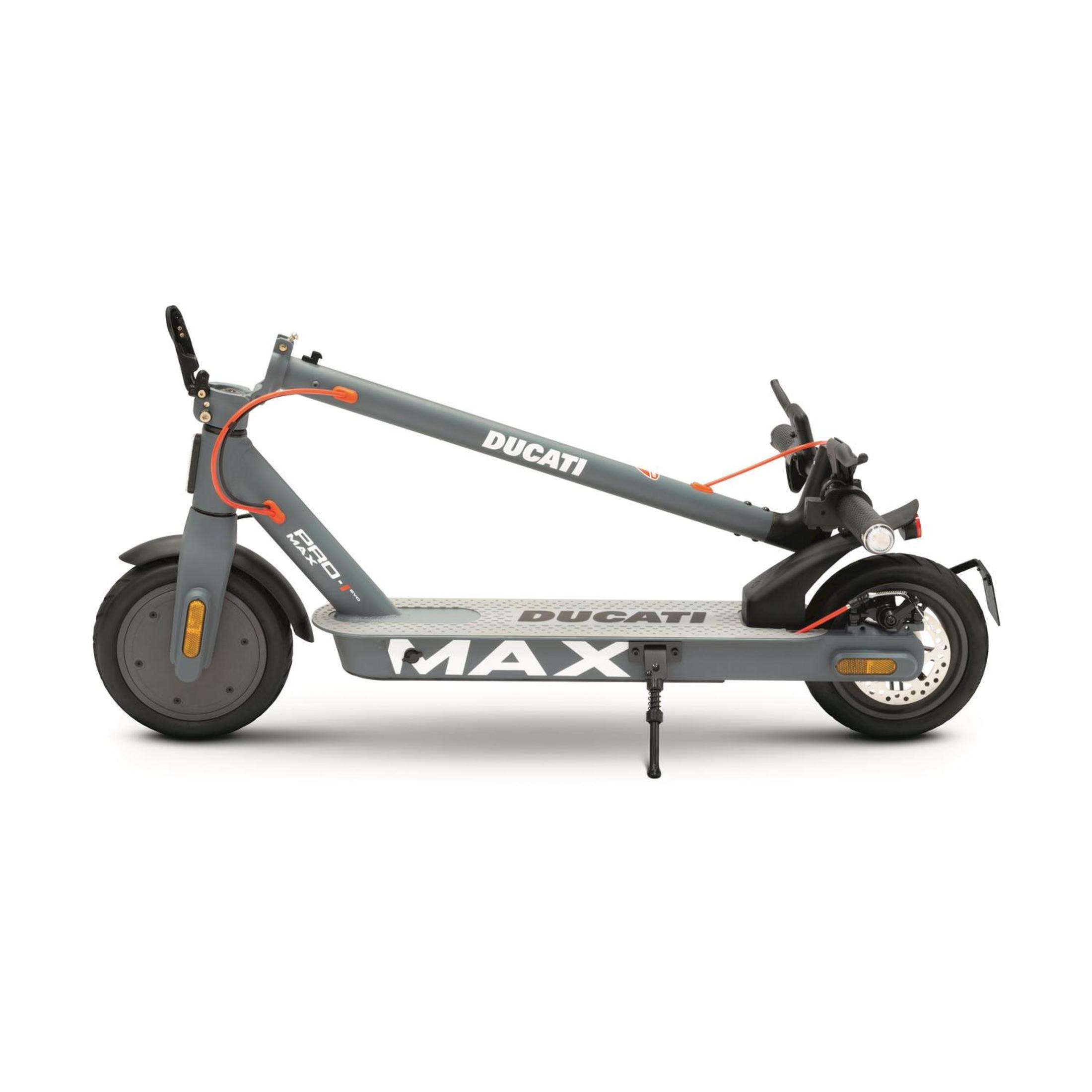 Szara hulajnoga elektryczna Ducati z pomarańczowymi akcentami i napisem MAX.
