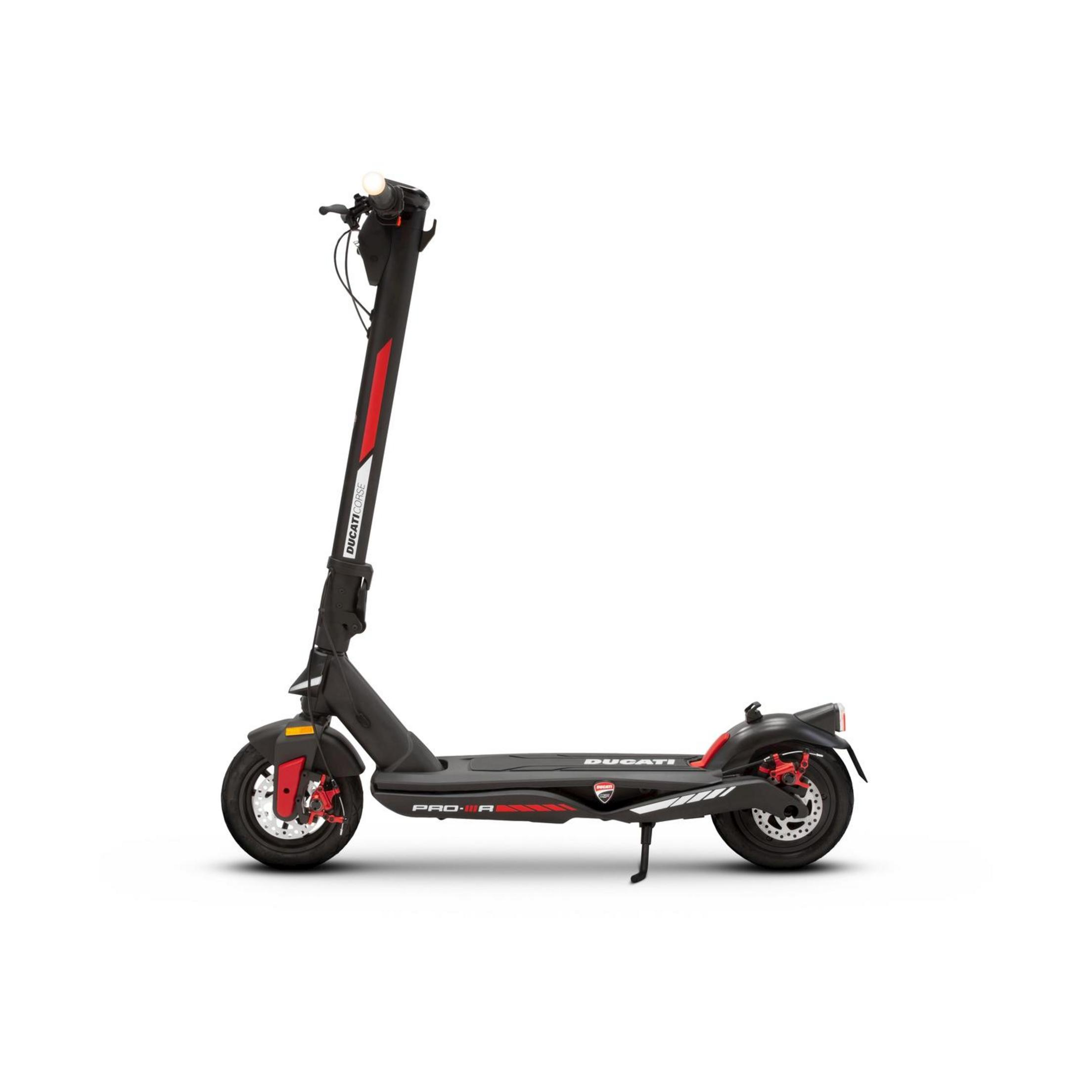 Monopattino elettrico Ducati nero con accenti rossi, cavalletto abbassato.