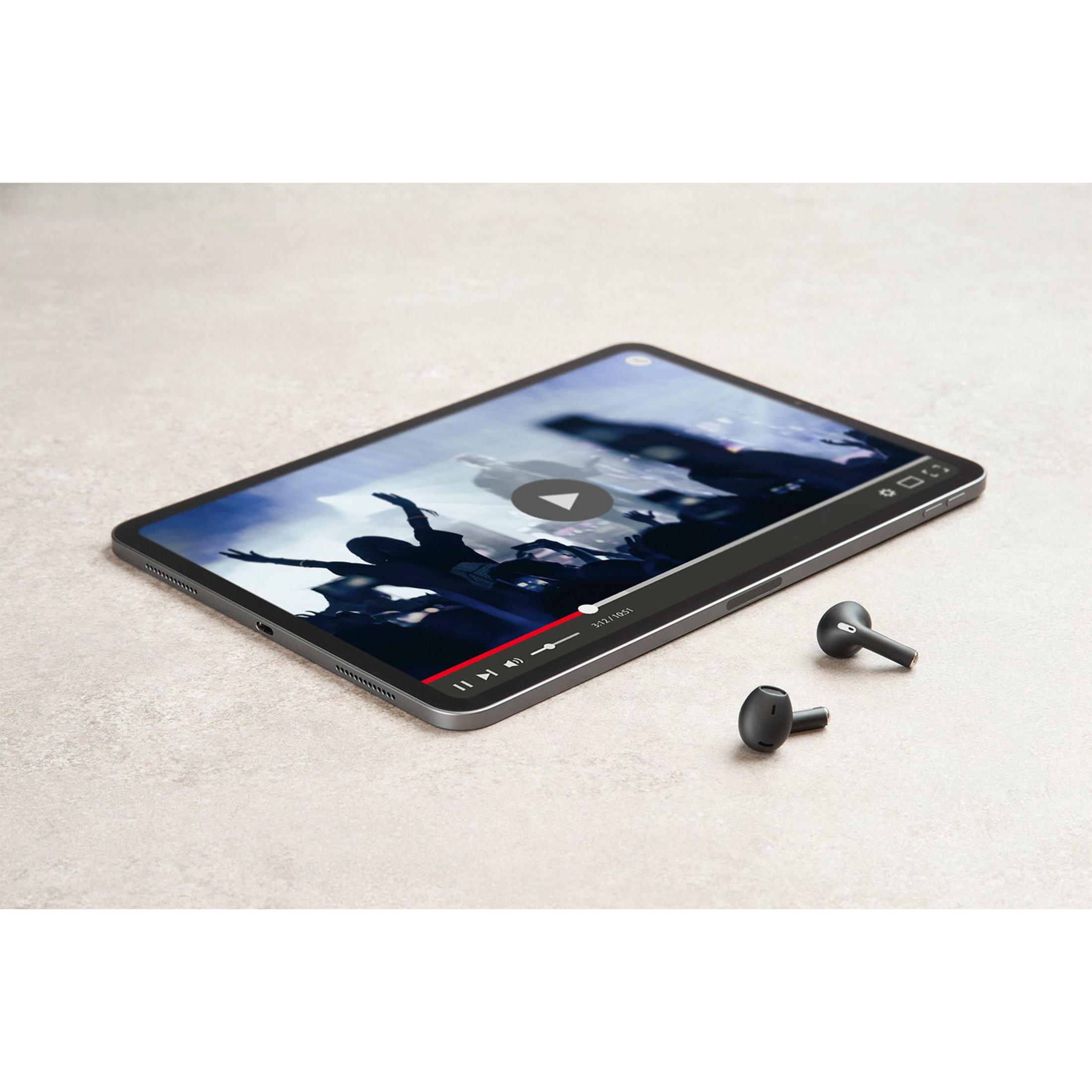Ein Tablet mit Kopfhörern daneben zeigt ein Konzertvideo.