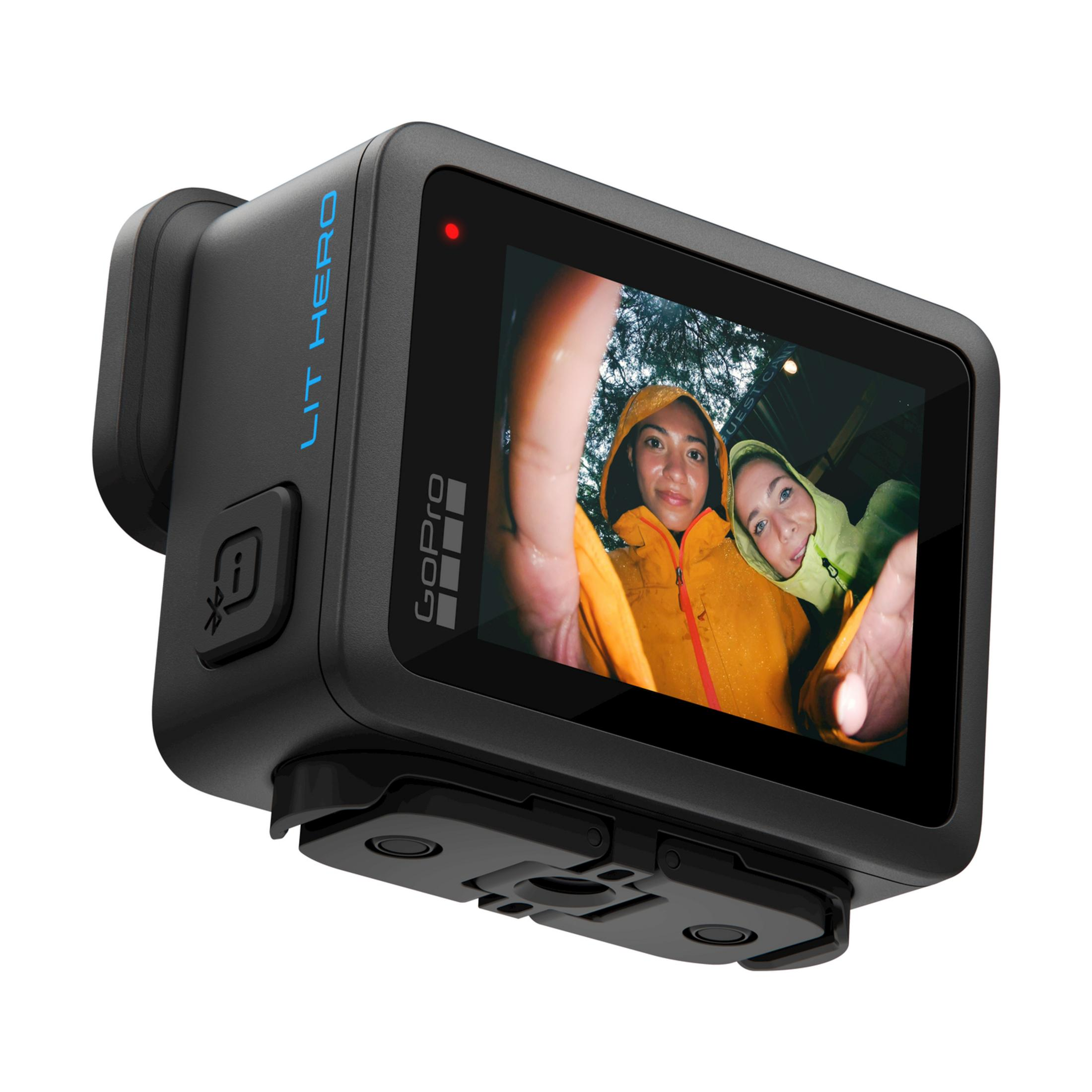GoPro z dwiema kobietami w żółtych i zielonych płaszczach przeciwdeszczowych robiącymi selfie.