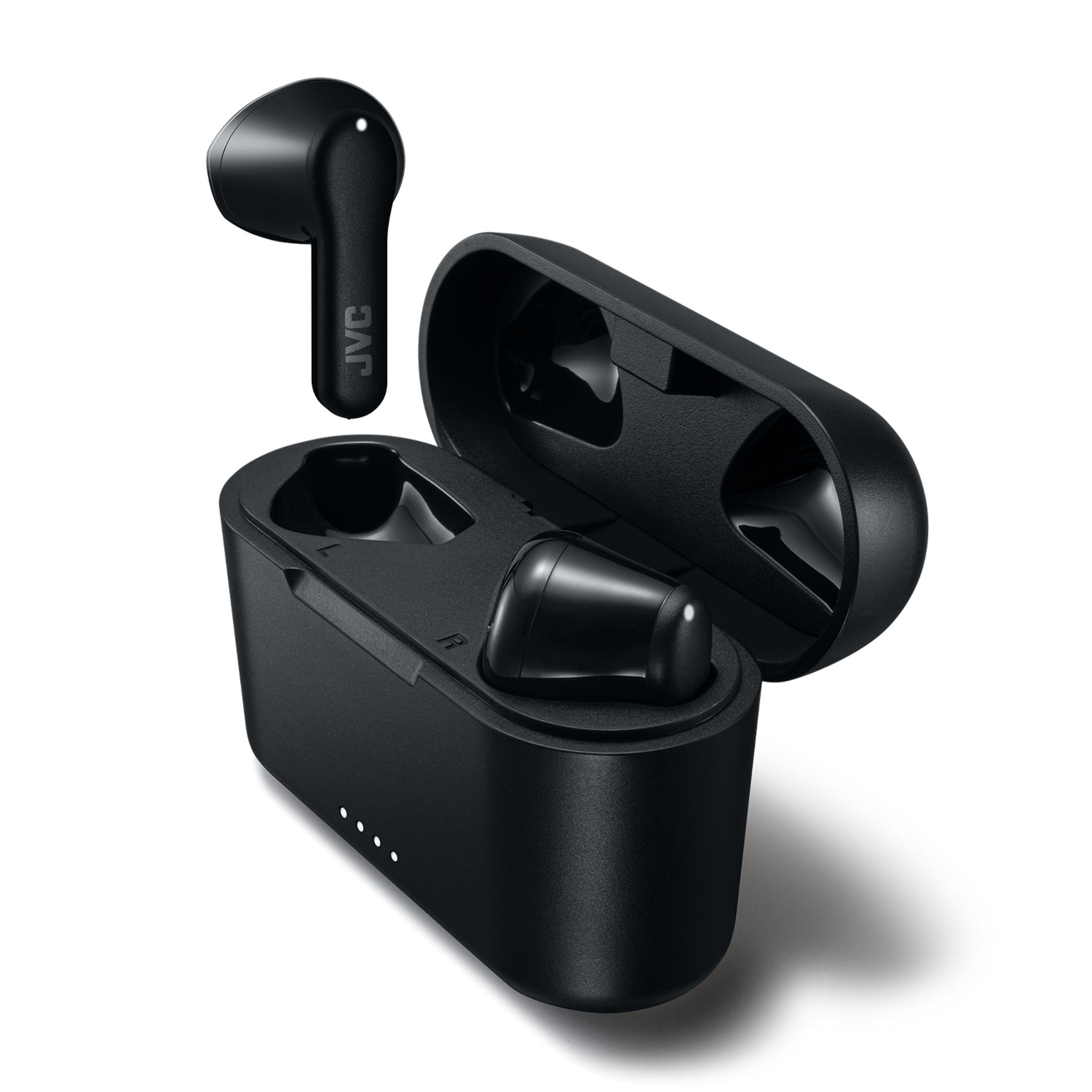 Czarne słuchawki JVC z etui ładującym, jeden słuchawk stoi.