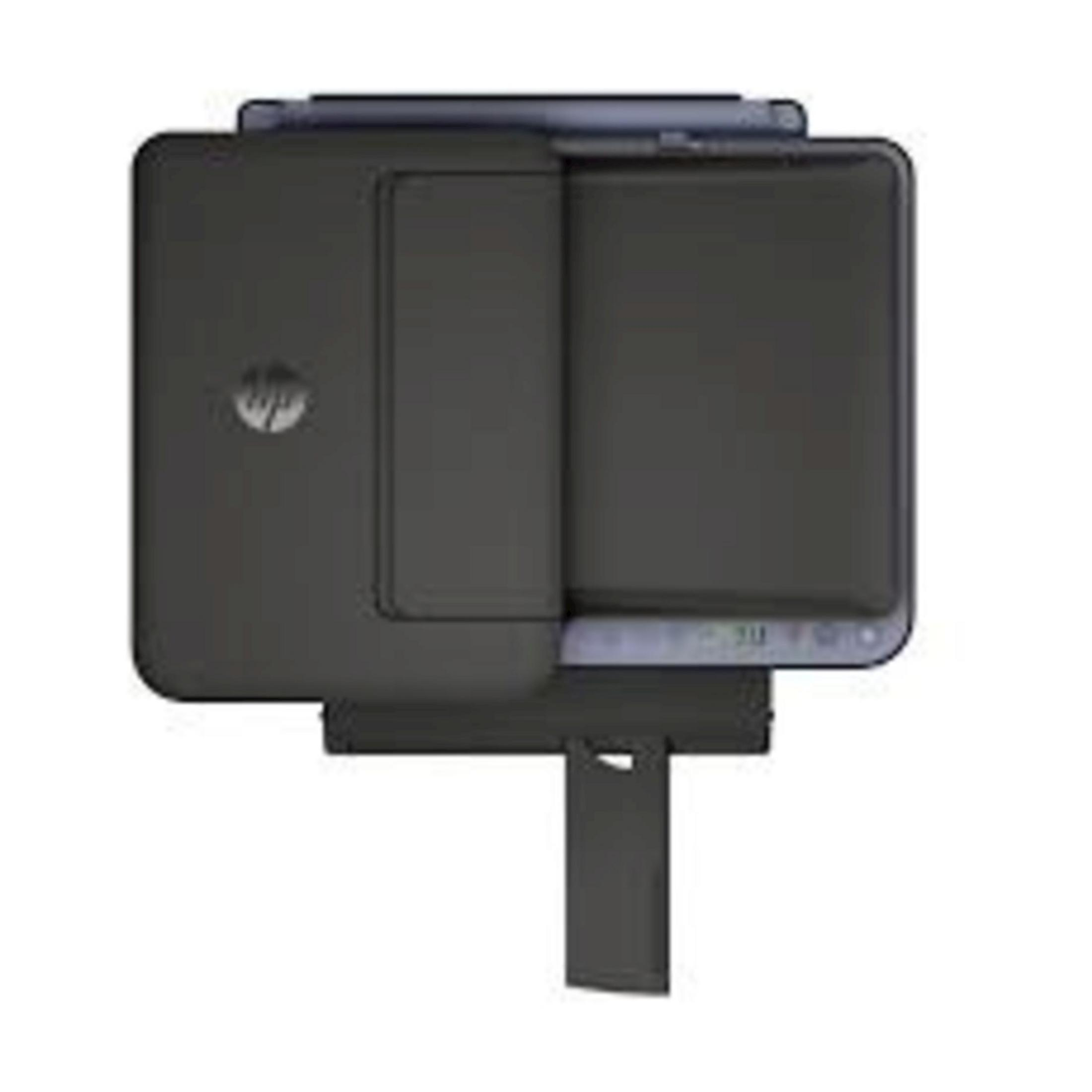 Ein schwarzer HP Drucker mit einem silbernen HP Logo auf der Oberseite.