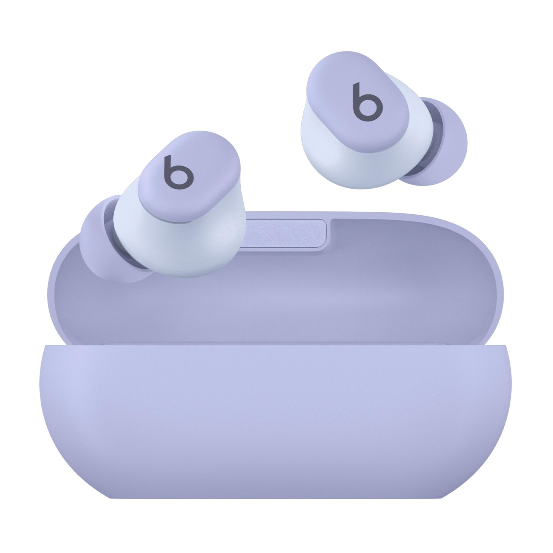 Fioletowe słuchawki Beats z etui ładującym. Jedna słuchawka w etui, druga obok.