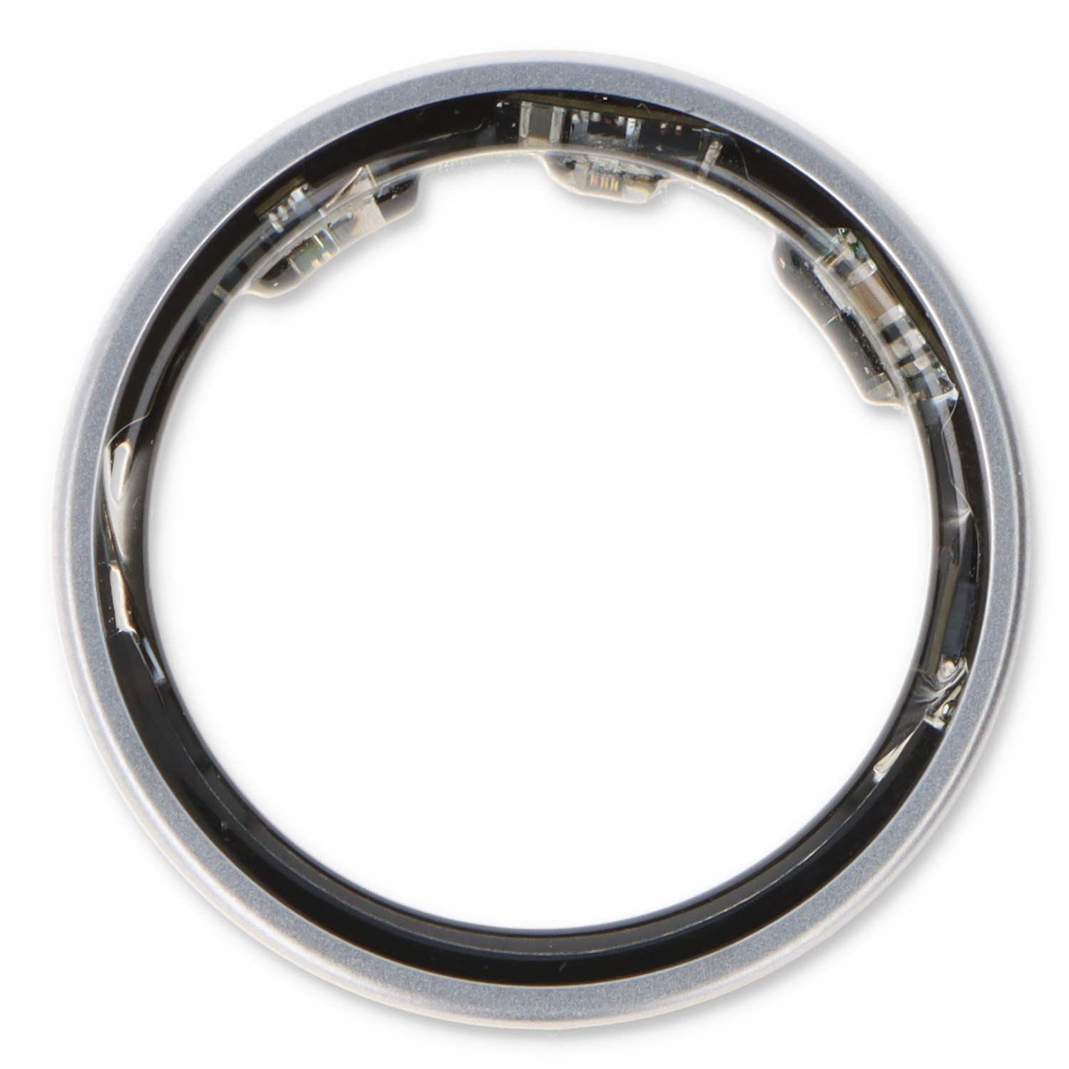 Ein silberner Ring mit kleinen elektronischen Bauteilen im Inneren auf weißem Hintergrund.
