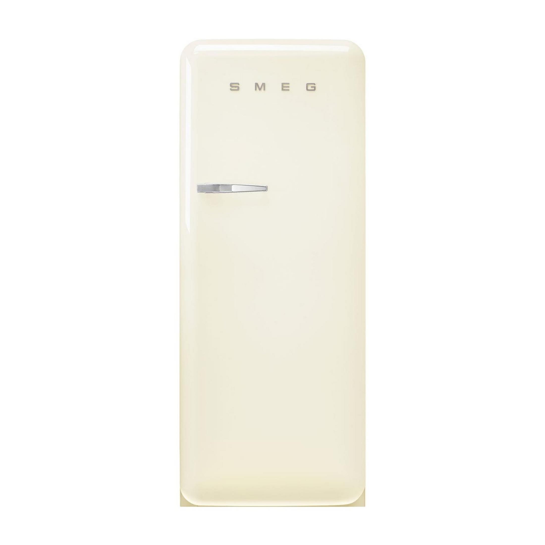 Ein cremefarbener SMEG-Kühlschrank mit silbernem Griff steht vor weißem Hintergrund.