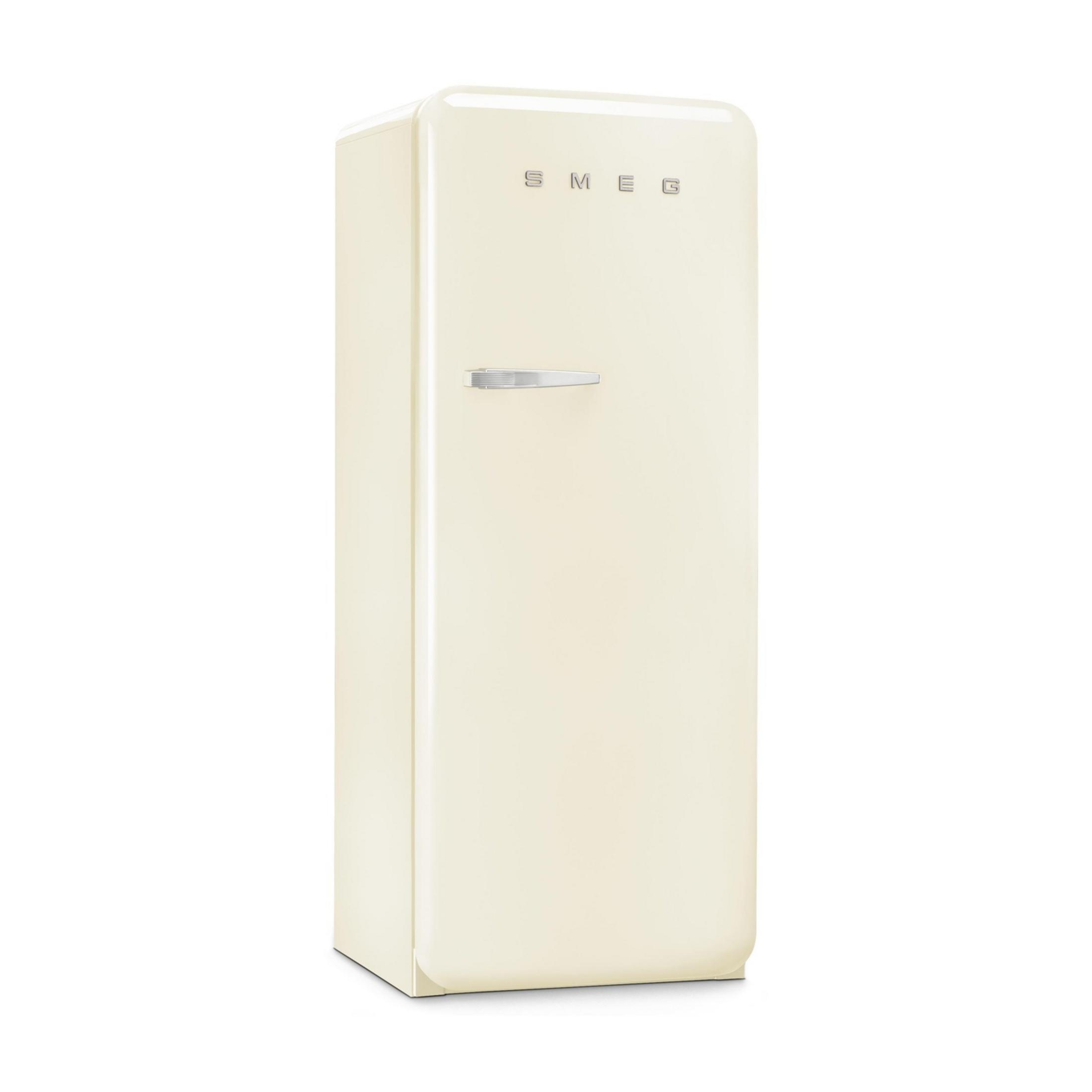 Ein cremefarbener Smeg-Kühlschrank mit silbernem Griff und Logo.