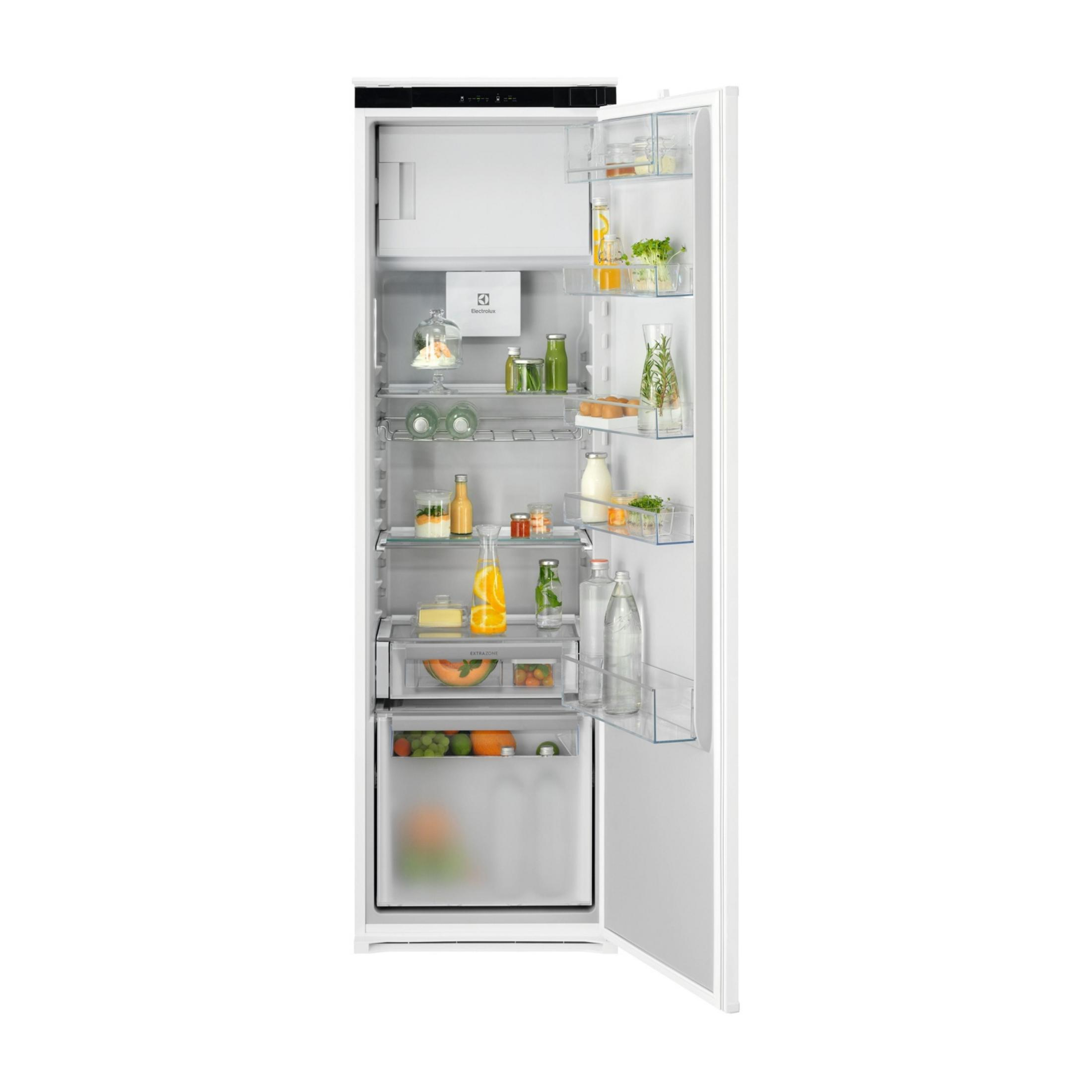 Otwarta biała lodówka z jedzeniem na półkach i w szufladach.