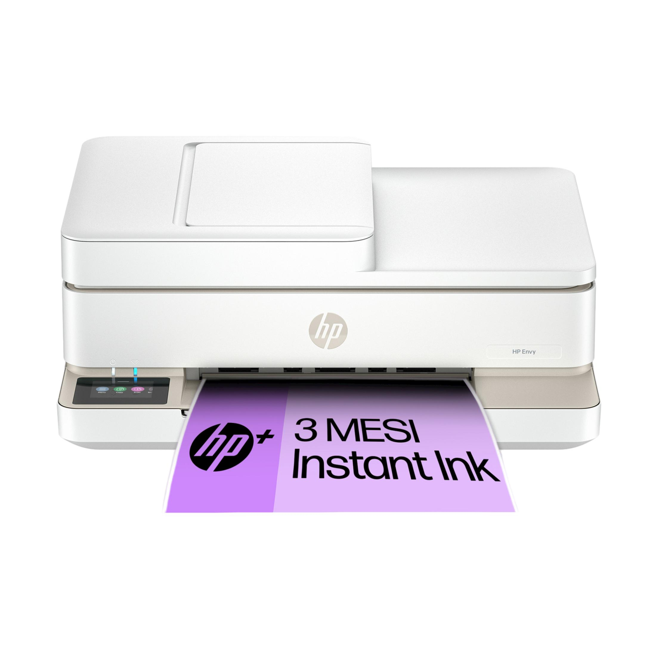 Biała drukarka HP Envy drukuje fioletowy papier z logo i tekstem HP.