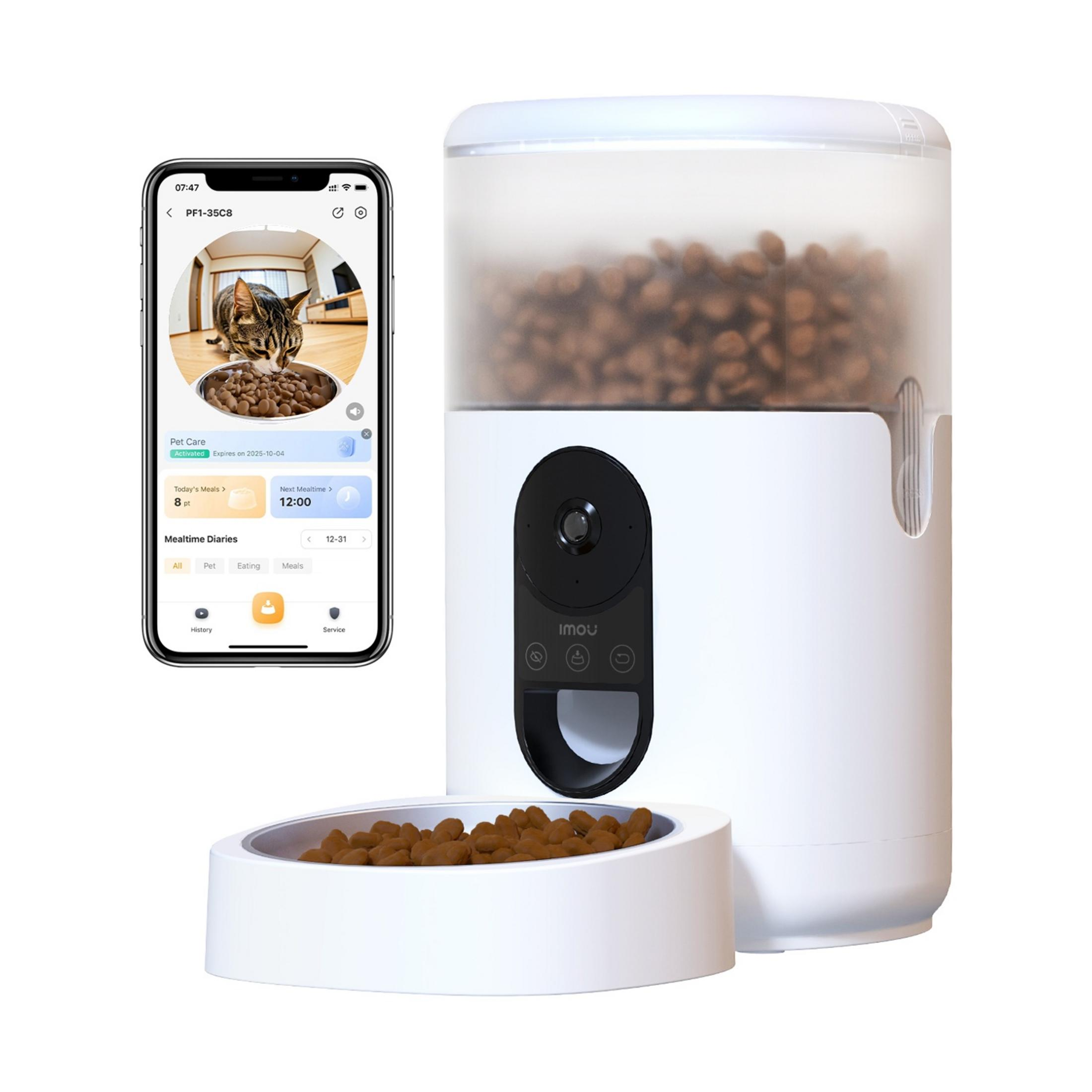 Un dispensador de comida blanco con comida y un smartphone mostrando un gato.