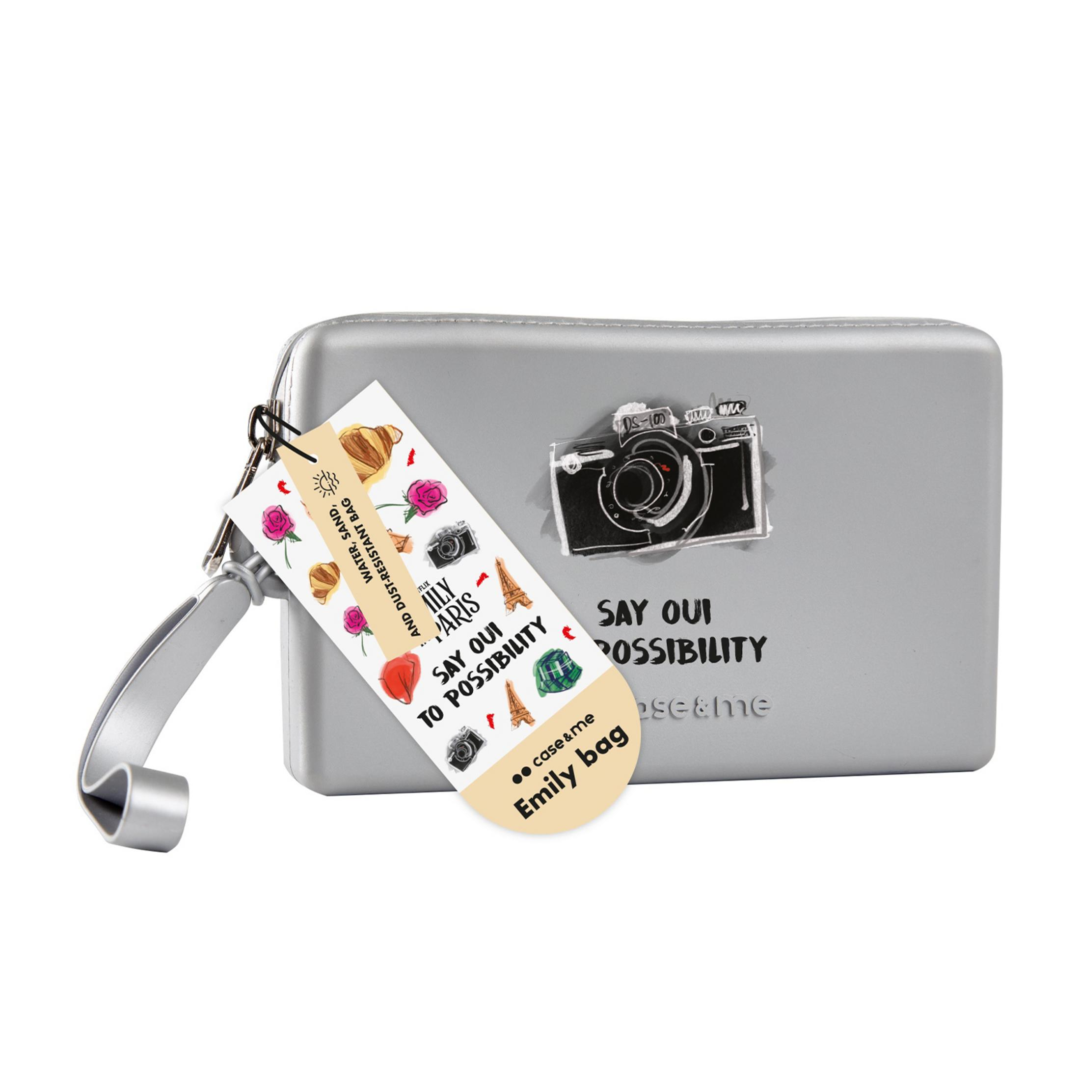 Bolso gris con estampado de cámara y texto. Incluye etiqueta.