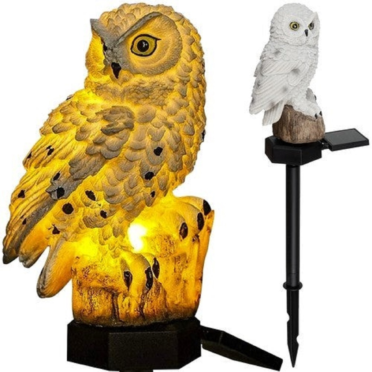 Dos figuras de búho: un búho amarillo brillante sobre un tocón y un búho blanco sobre un poste.