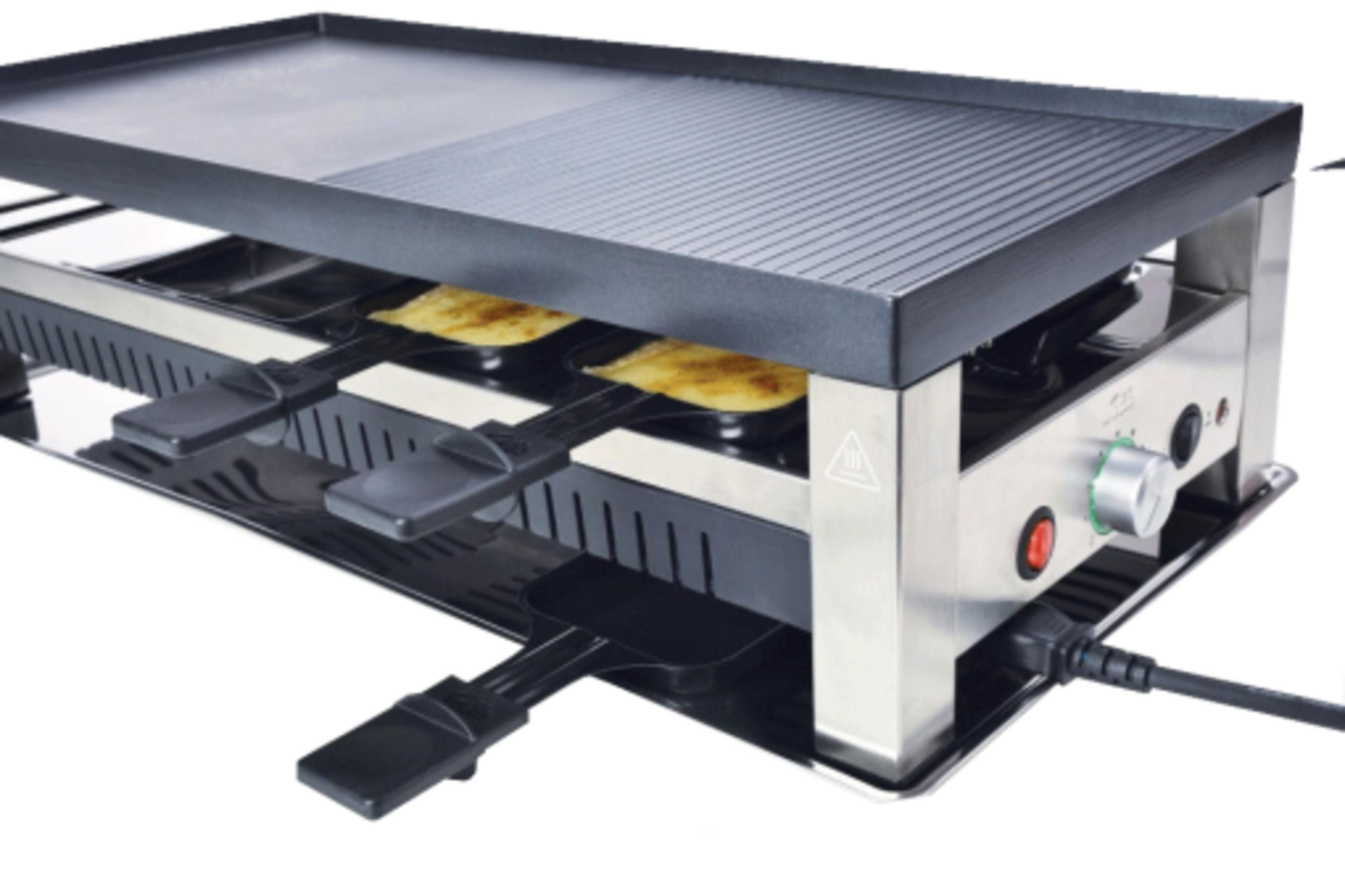 Ein Raclette-Grill mit zwei Platten und vier Pfännchen, auf denen Käse schmilzt.