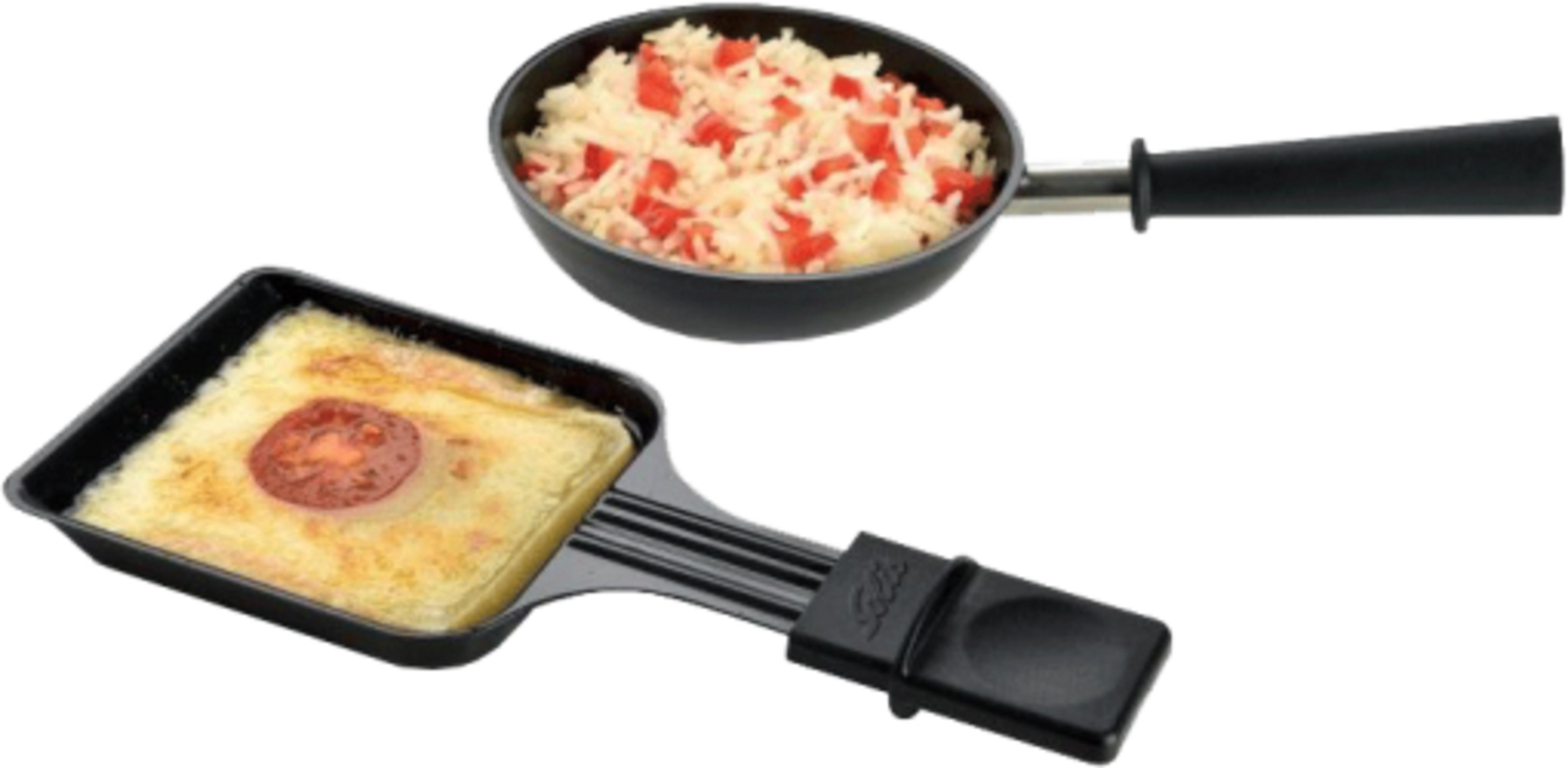 Ein Raclette-Pfännchen mit geschmolzenem Käse und Tomate, daneben eine Pfanne mit Reis und Tomaten.