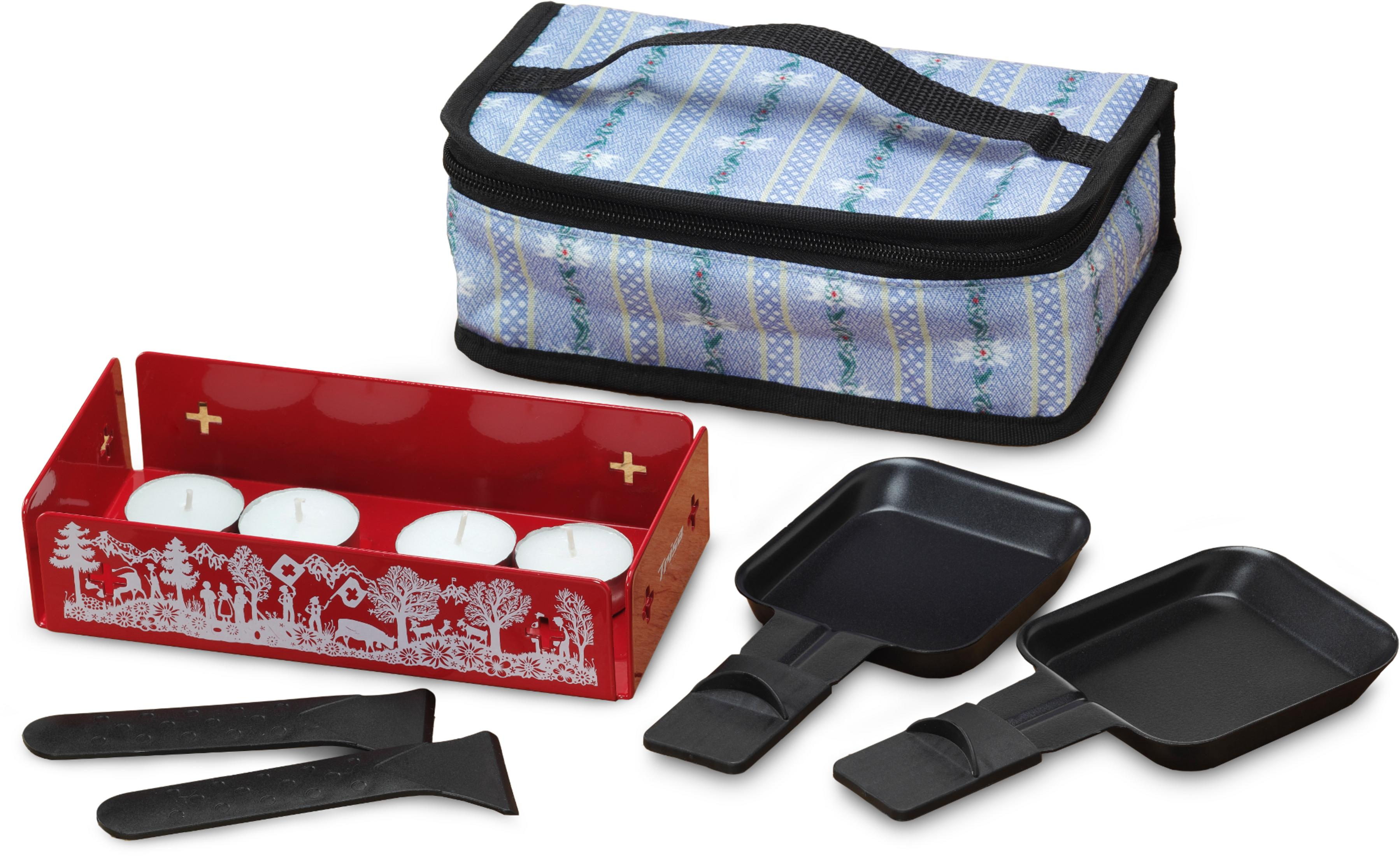 Un set da raclette con tealight, padelle, palette e una borsa.