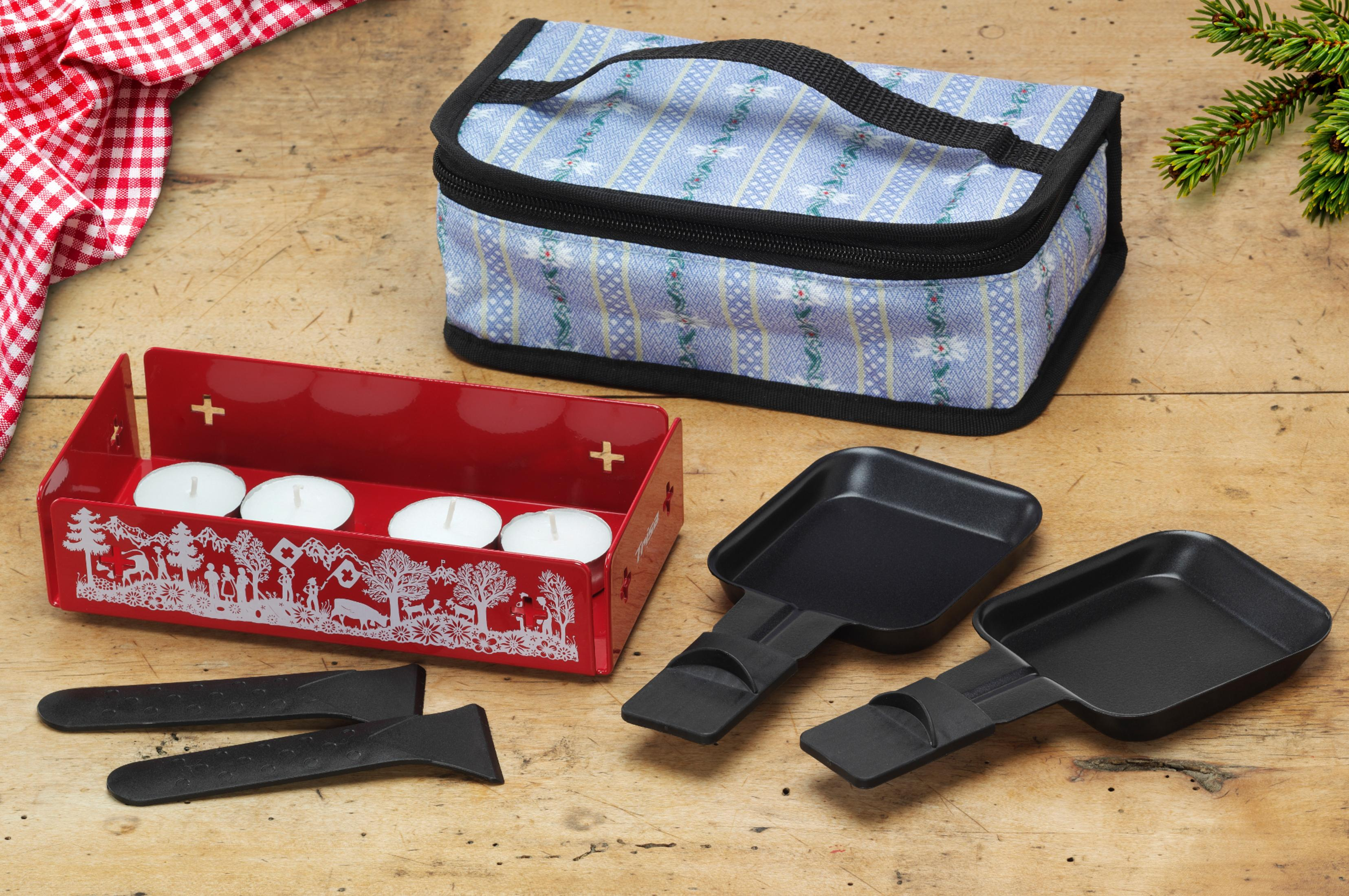 Set raclette con portacandele rosso, 2 padelle, 2 spatole, panno a quadri e ramo di pino.