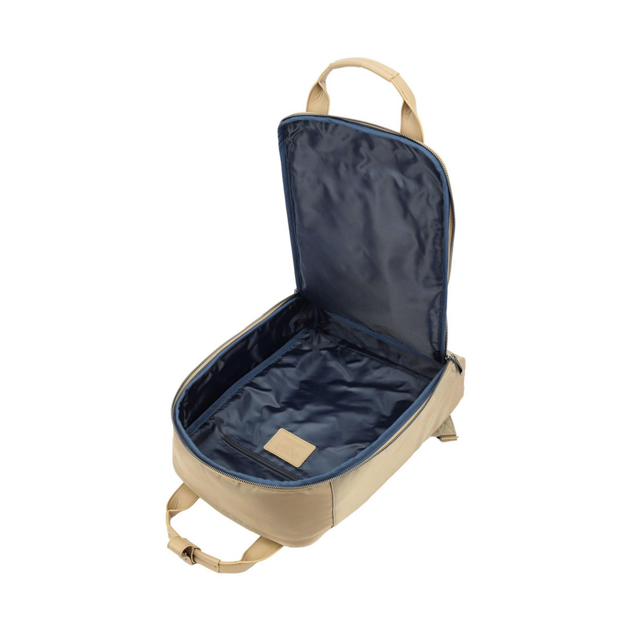 Ein beiger Rucksack mit offenem Hauptfach und dunkelblauem Innenfutter.