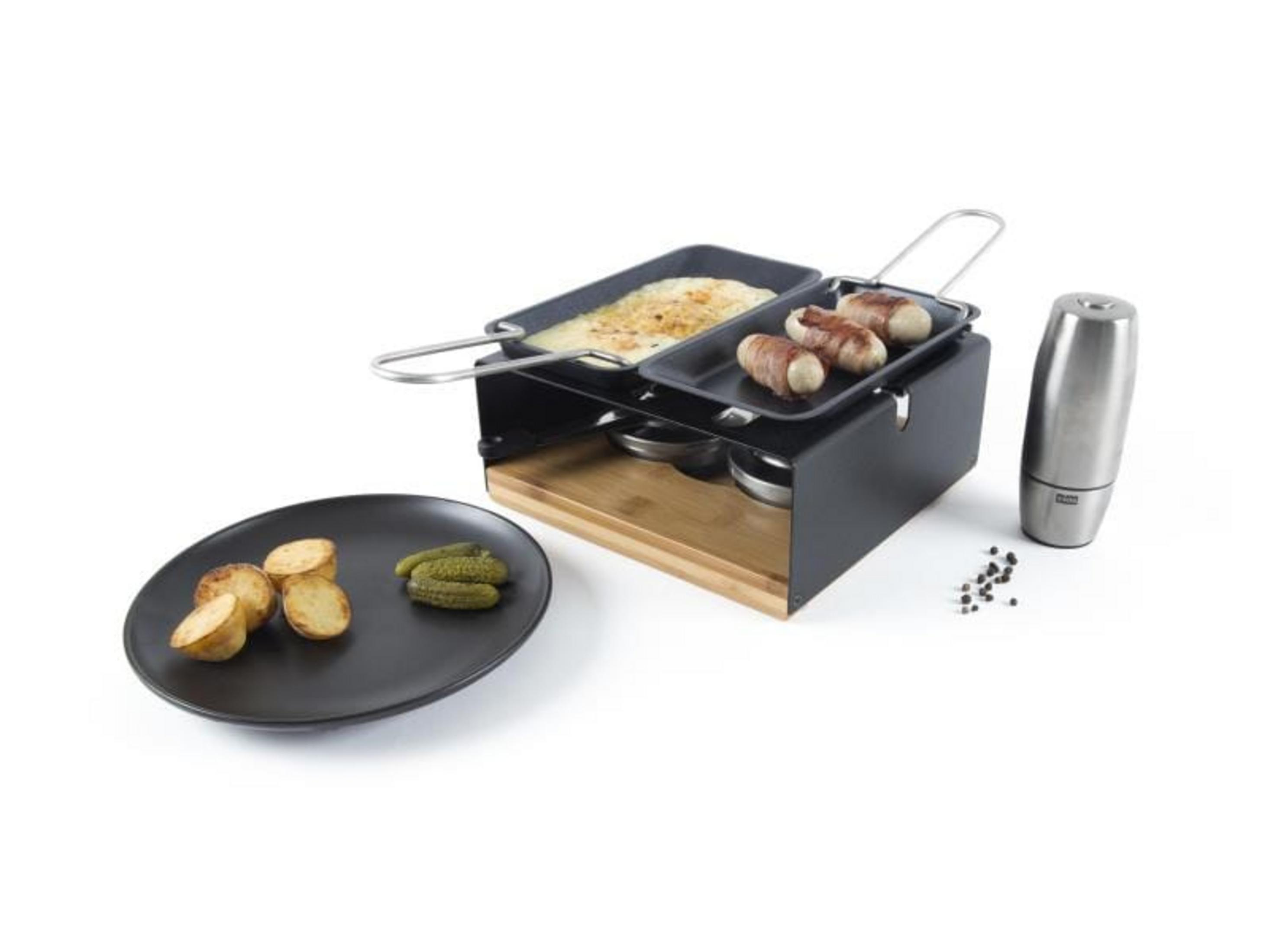 Grill da raclette con formaggio, salsicce avvolte, patate e pepe nero.