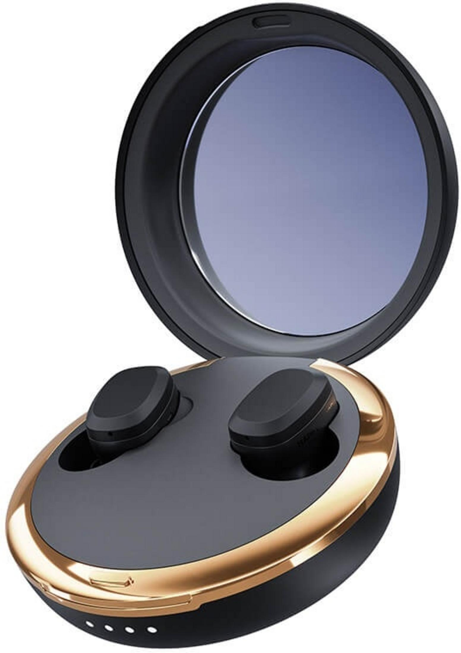 Auricolari wireless neri in una custodia di ricarica dorata aperta con coperchio a specchio.