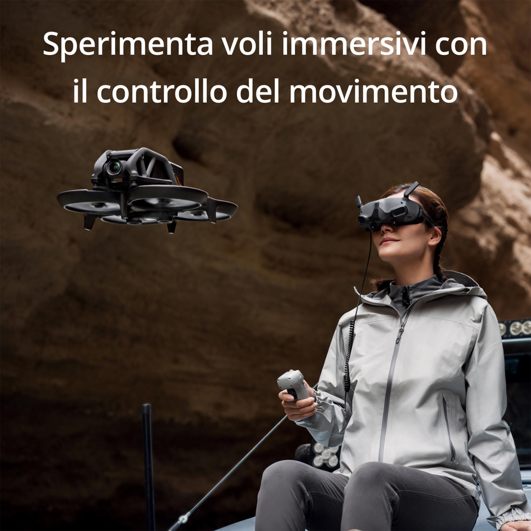Una mujer con gafas de RV controla un dron en un paisaje rocoso.