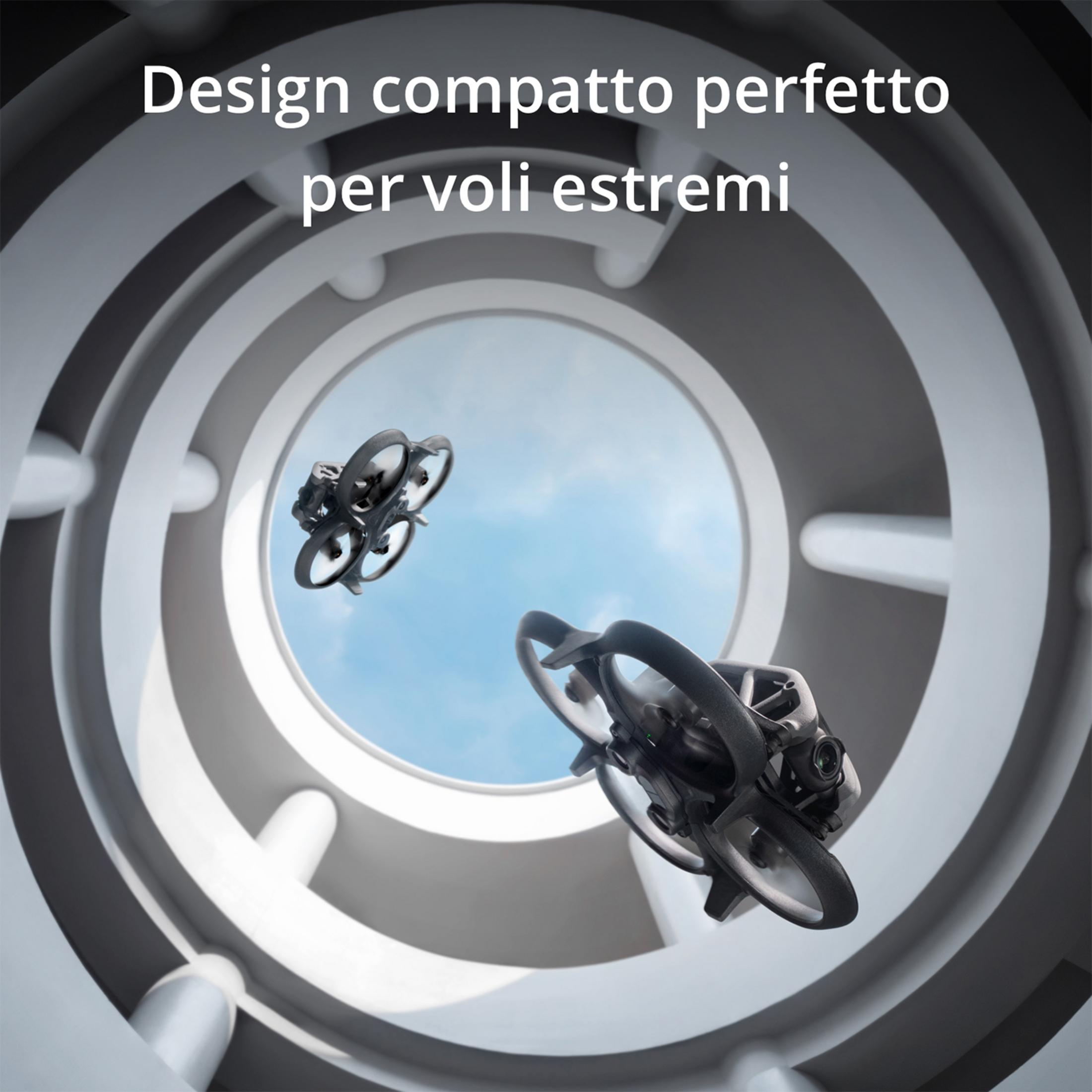 Dos drones vuelan a través de una estructura redonda de hormigón hacia el cielo azul.