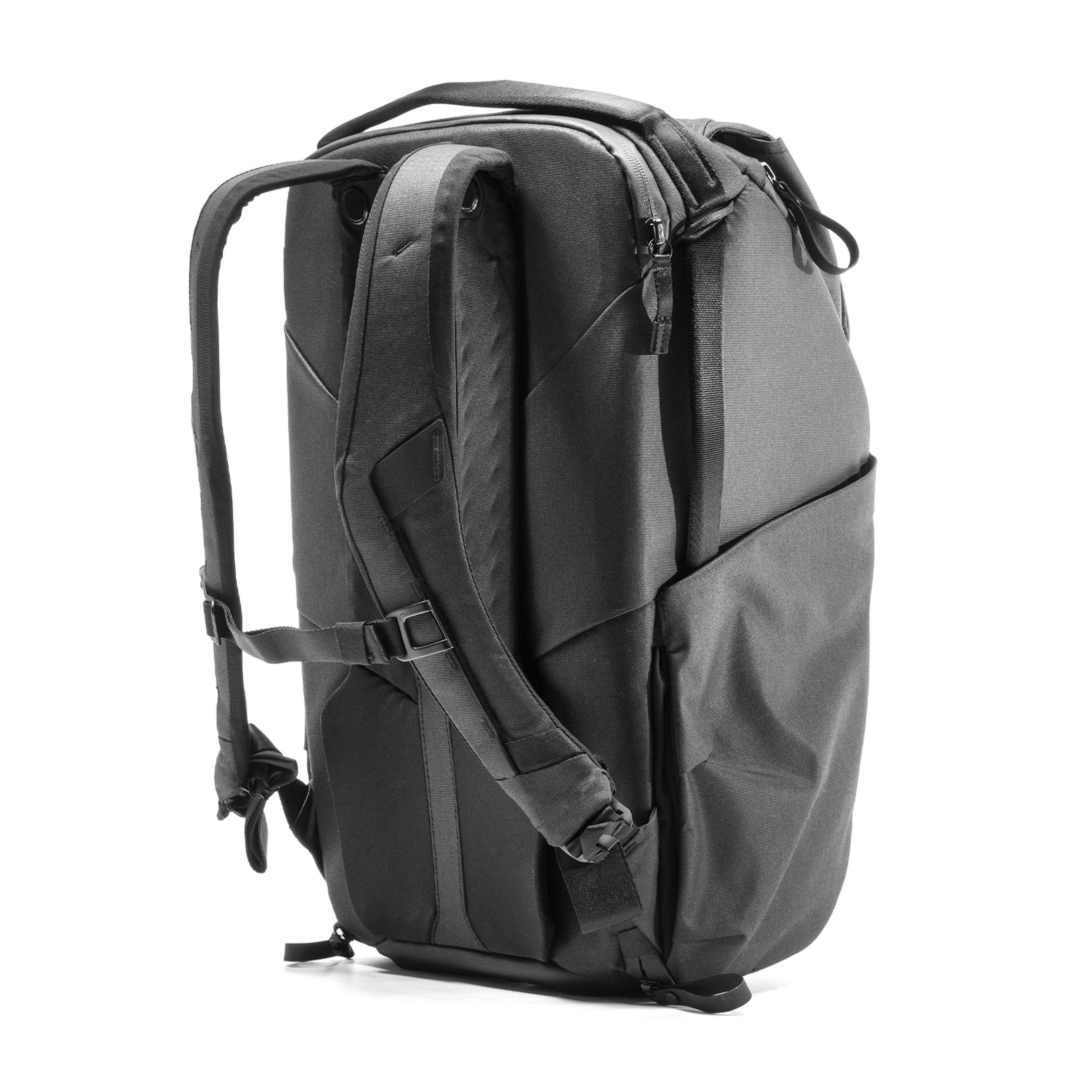 Uno zaino nero con spallacci imbottiti e scomparti con zip.