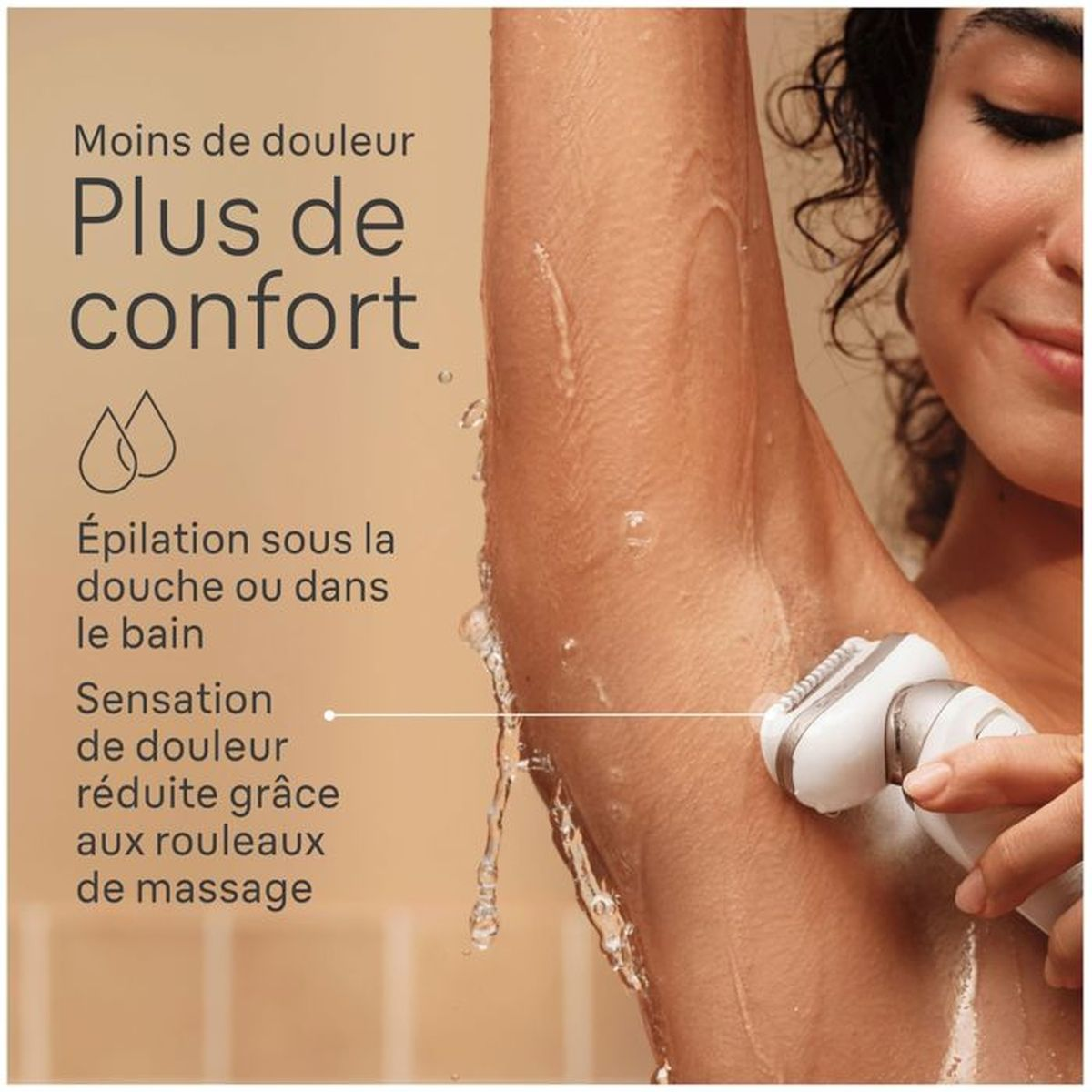 Kobieta goli pachę pod prysznicem depilatorem.