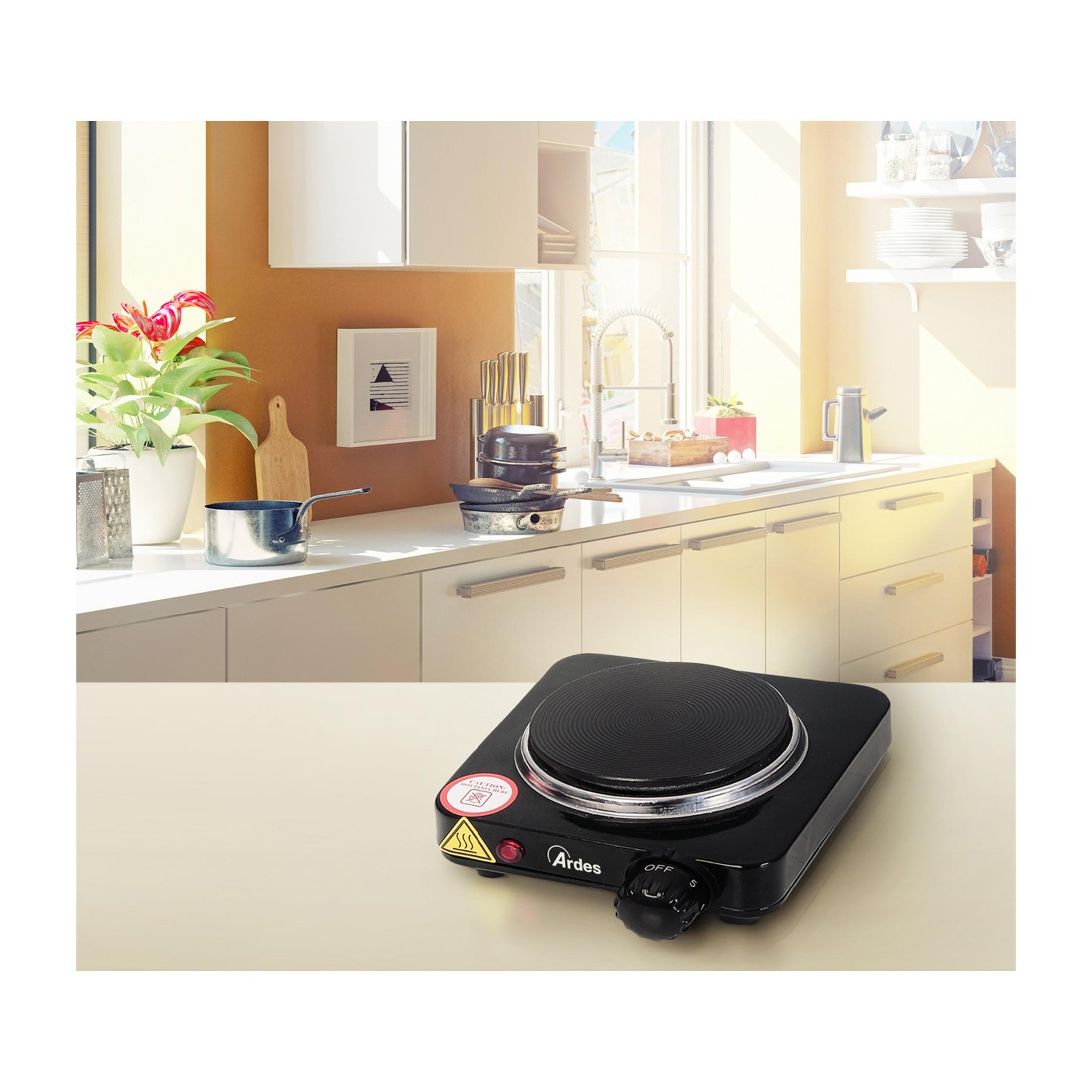 Fornello elettrico Ardes nero su piano di lavoro in cucina luminosa.