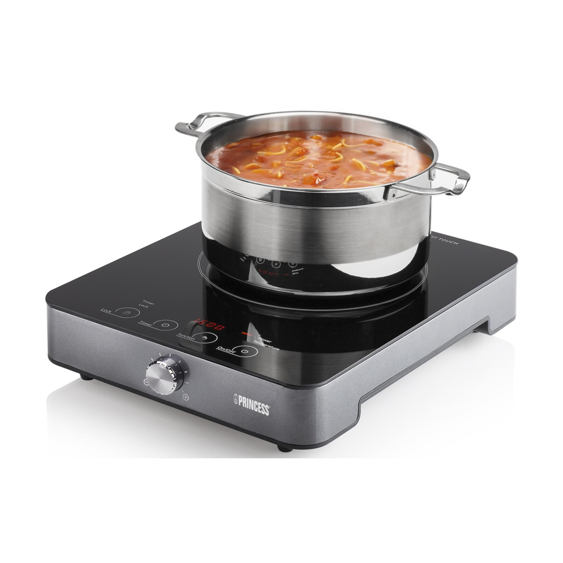 Stalowa doniczka z zupą makaronową na płycie indukcyjnej z cyfrowym wyświetlaczem.